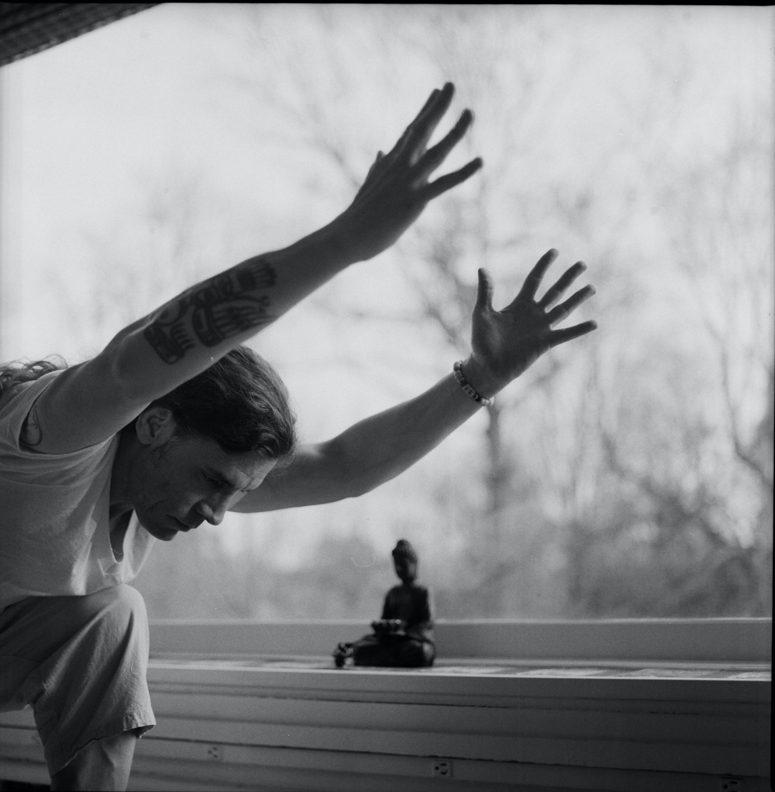 Mand laver yoga for mænd indendørs