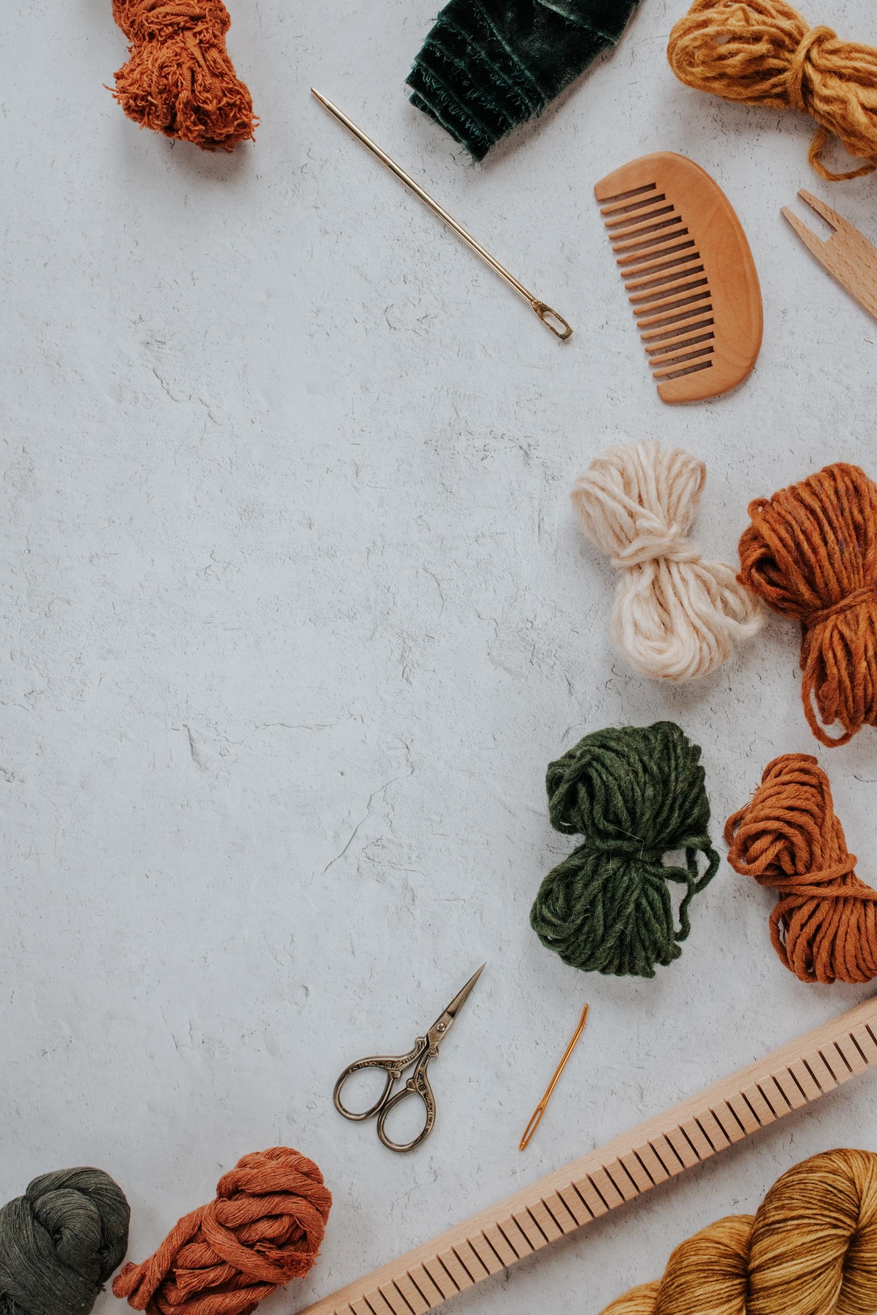 Du kan købe garn, nåle og broderi kit i de fleste hobbybutikker
