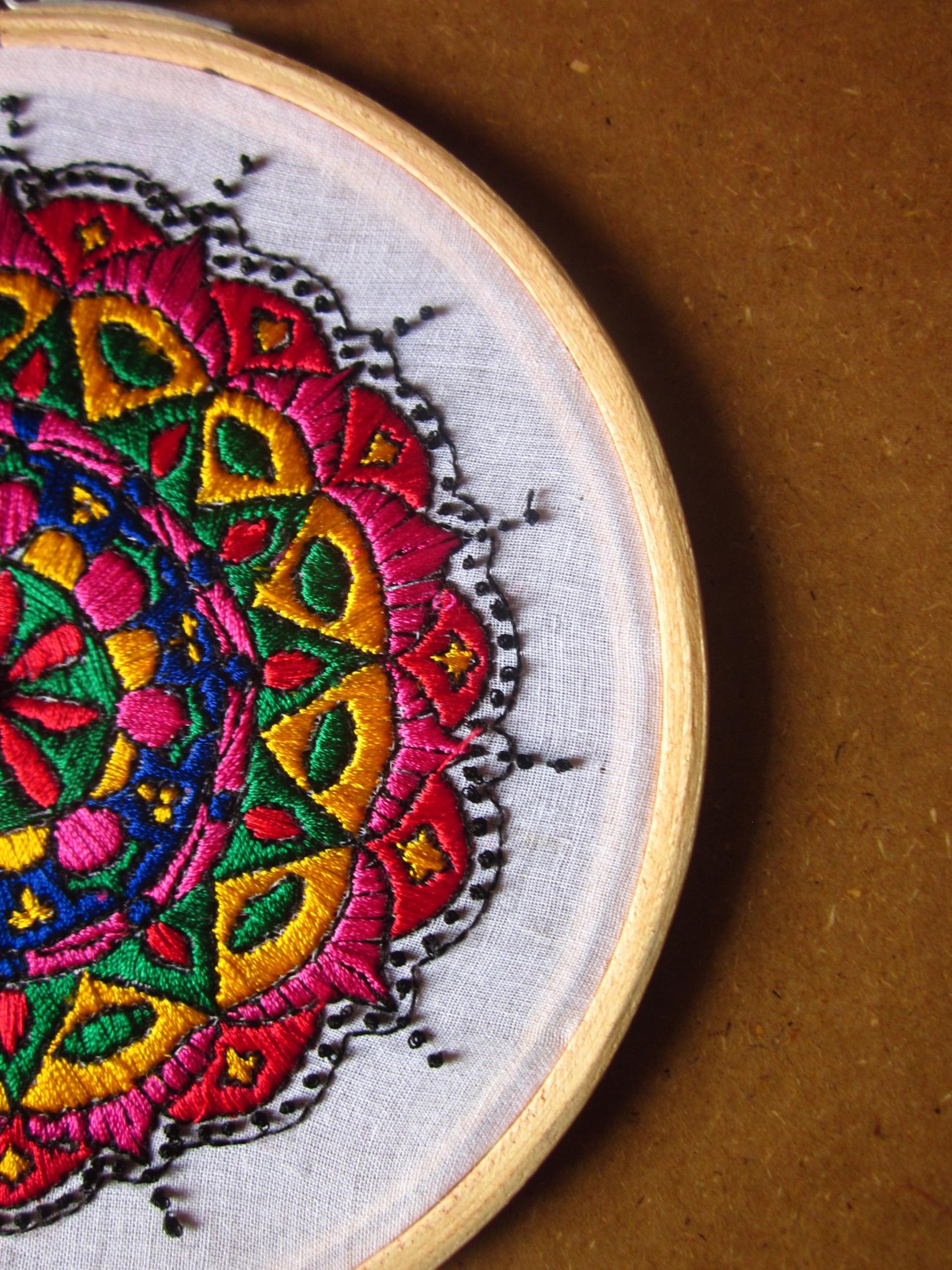 Et farverigt broderi