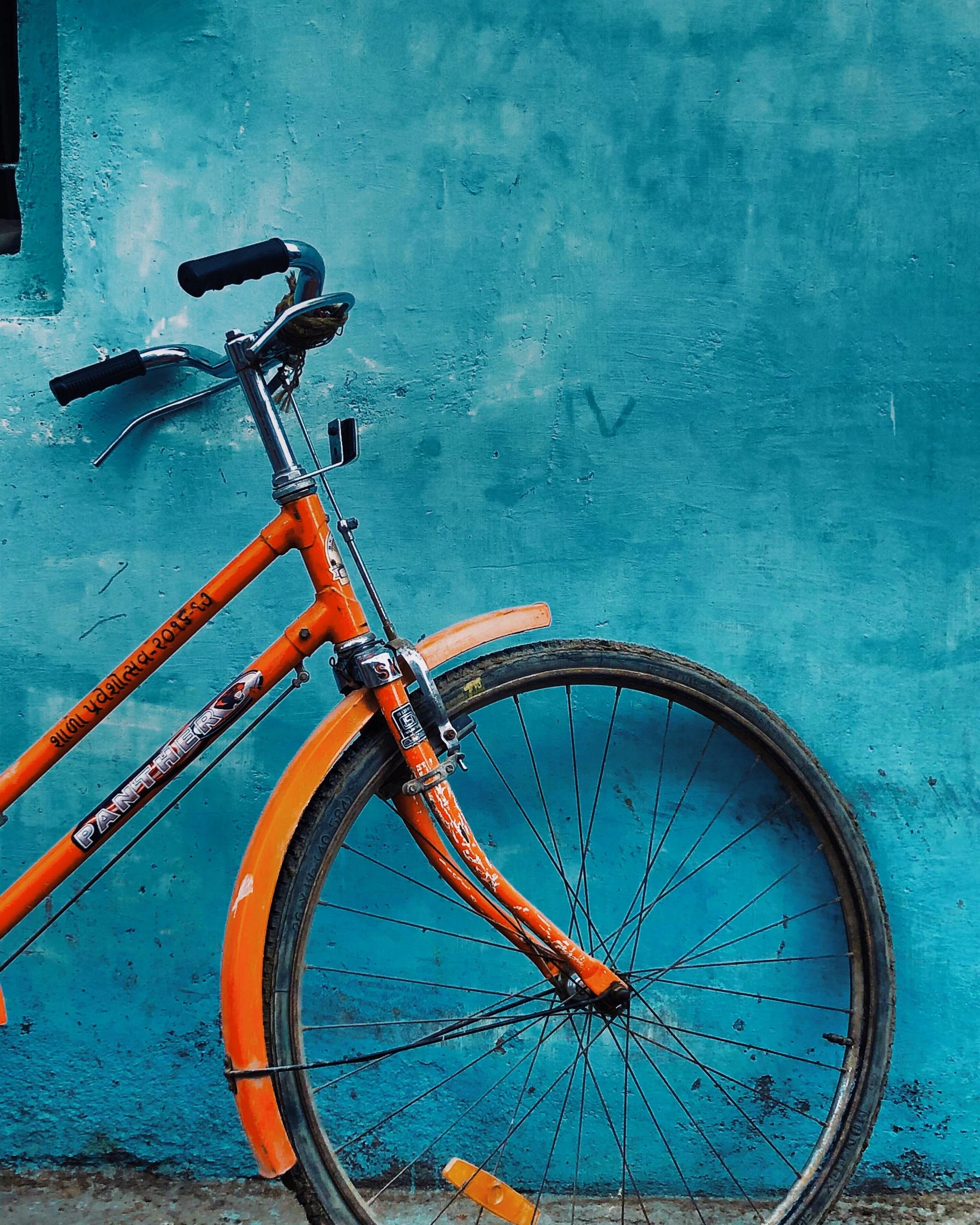 En cykel op ad en blå mur