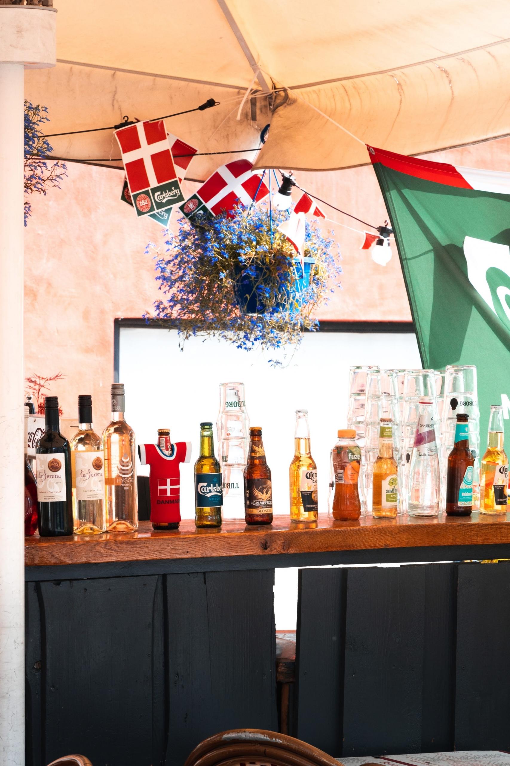 En dansk bar med en masse drikkevarer