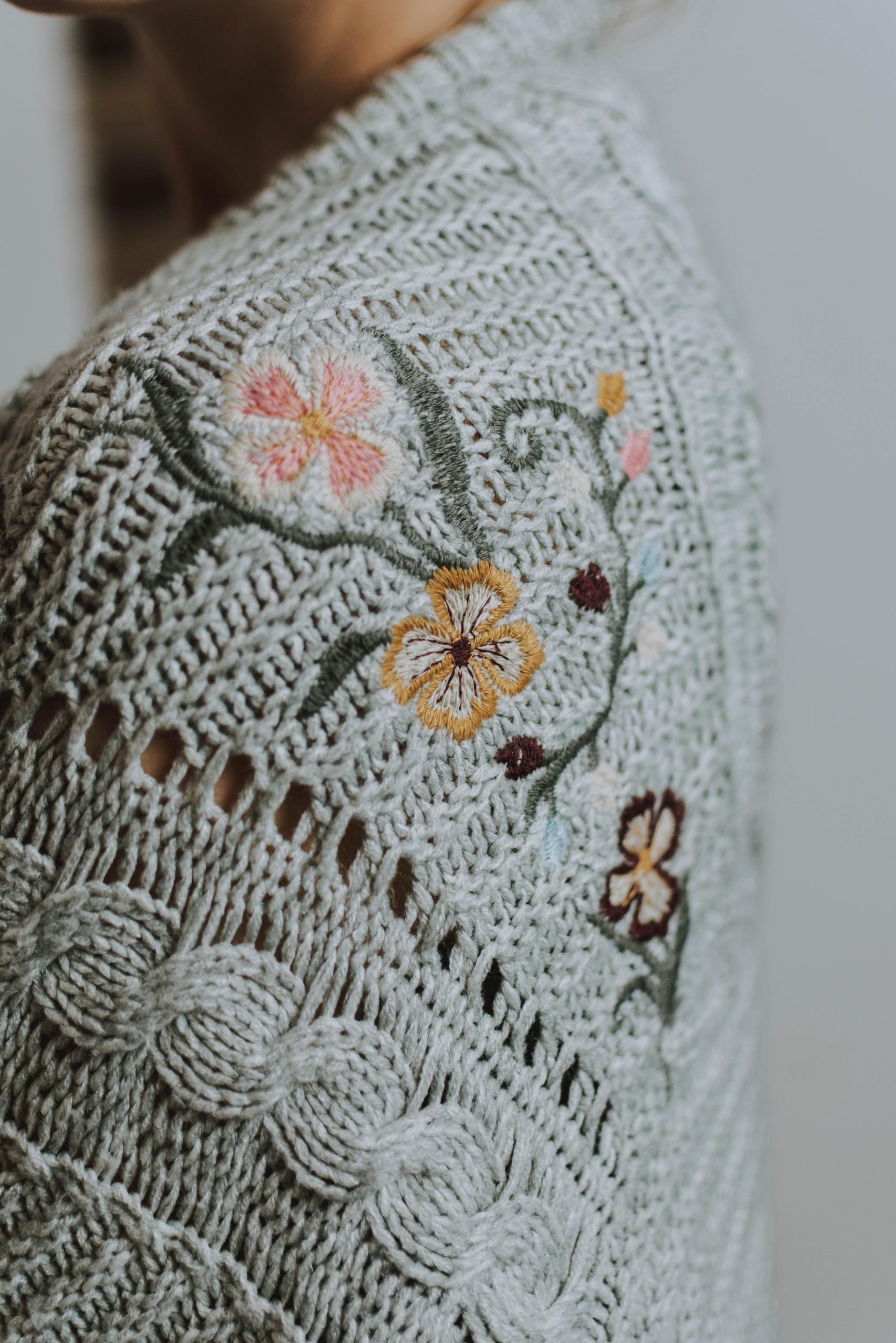 en cardigan med broderi