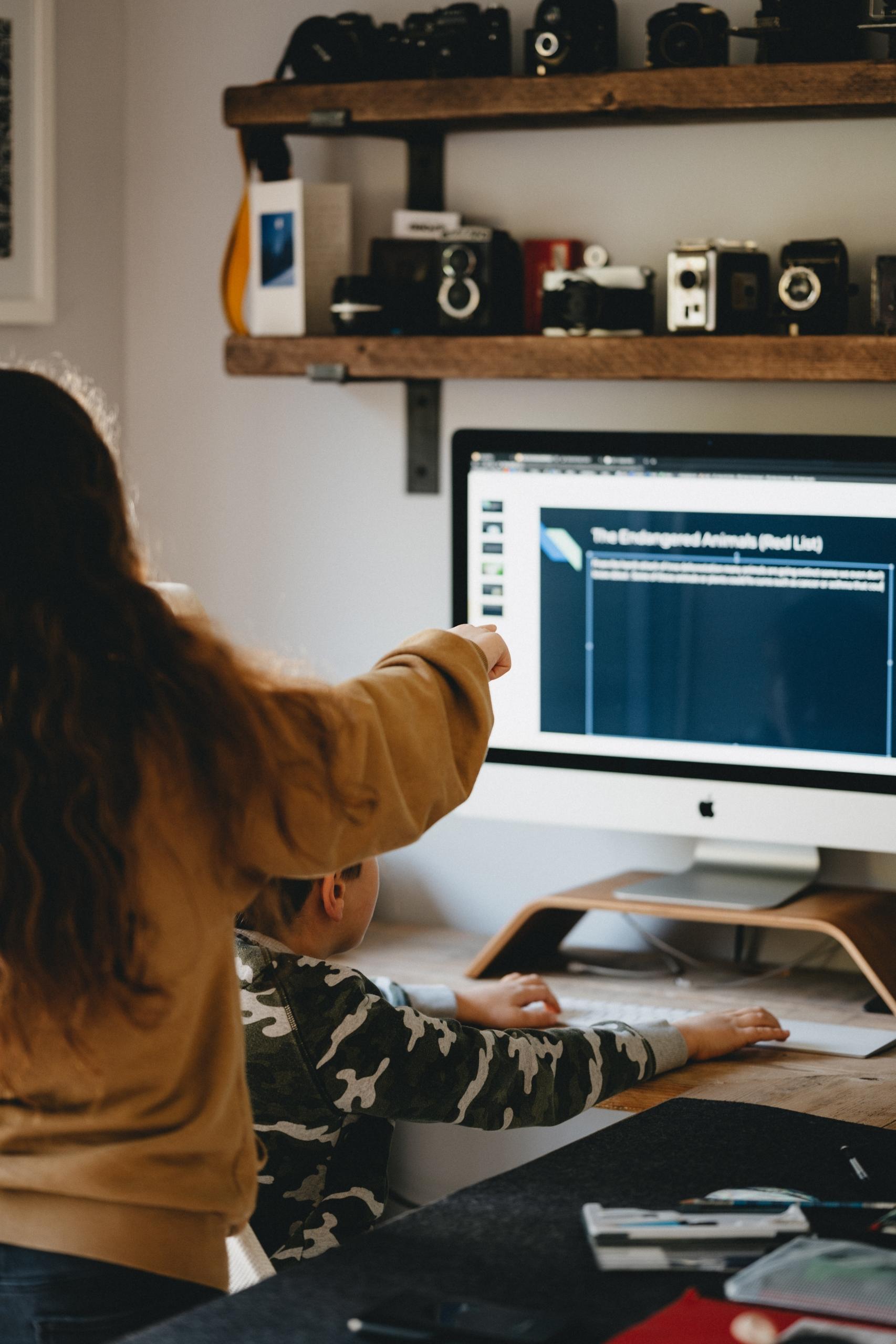 Et barn laver lektier på computeren