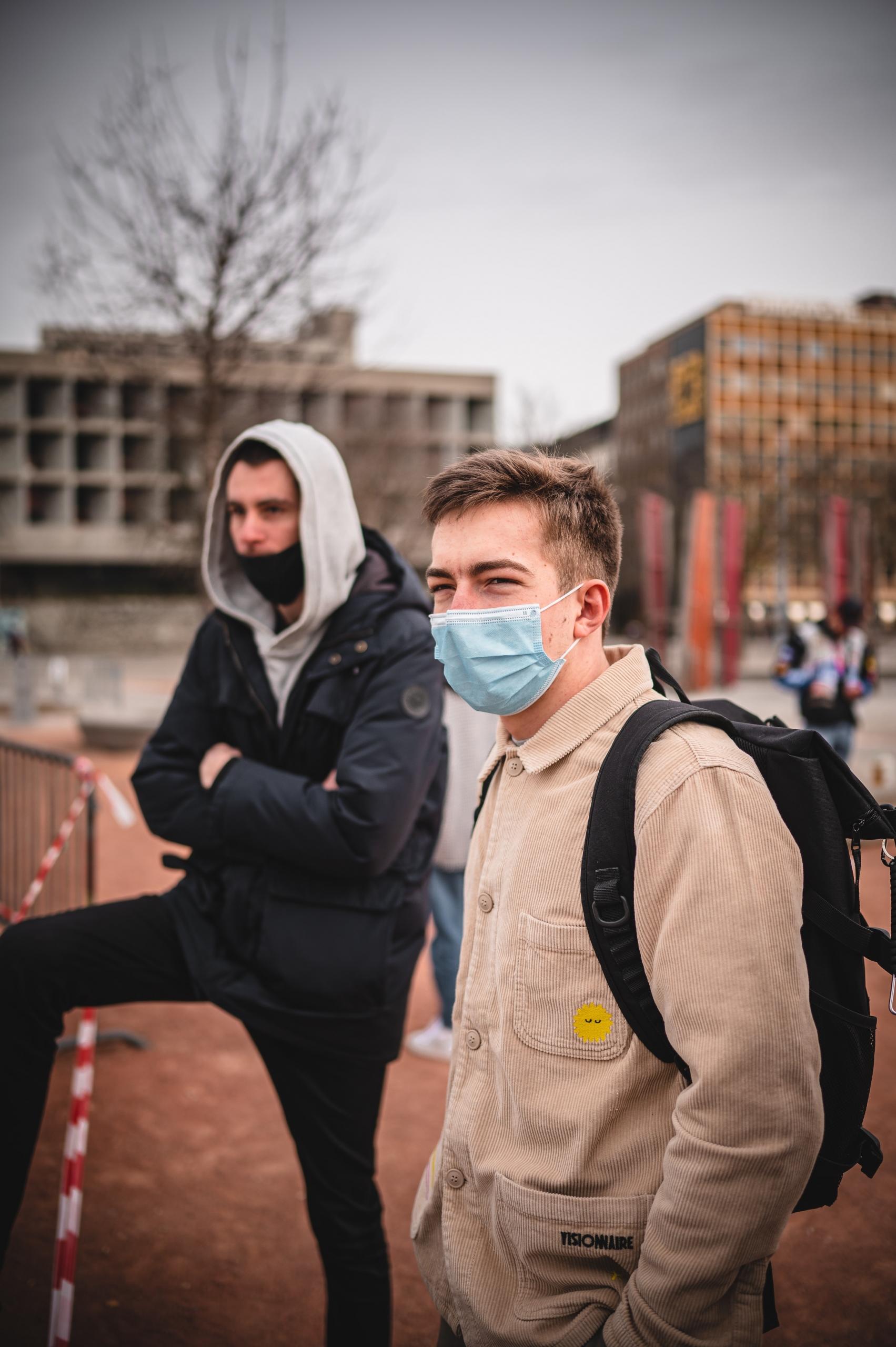 to studiekammerater, der står udenfor