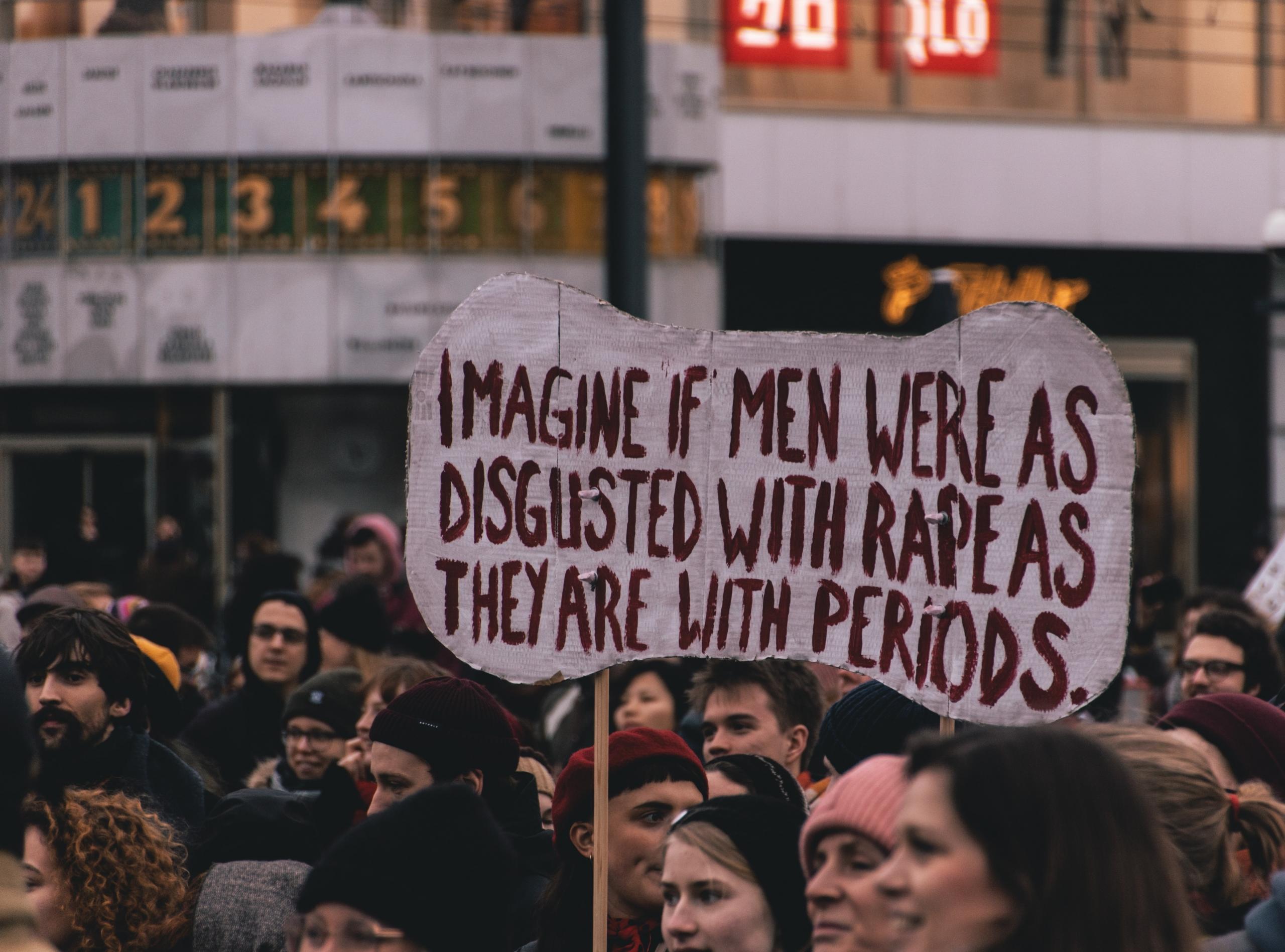 Et skilt til en demonstration 