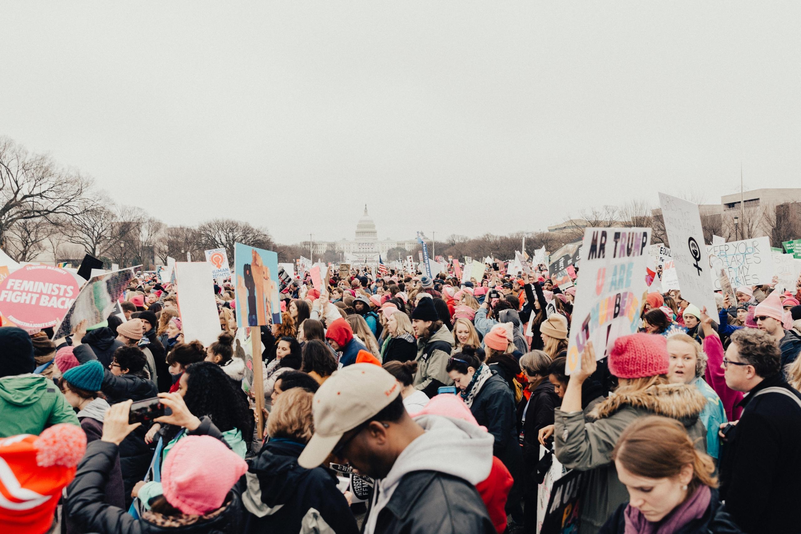 en demonstration for kvinders rettigheder der går ind i feminisme historie