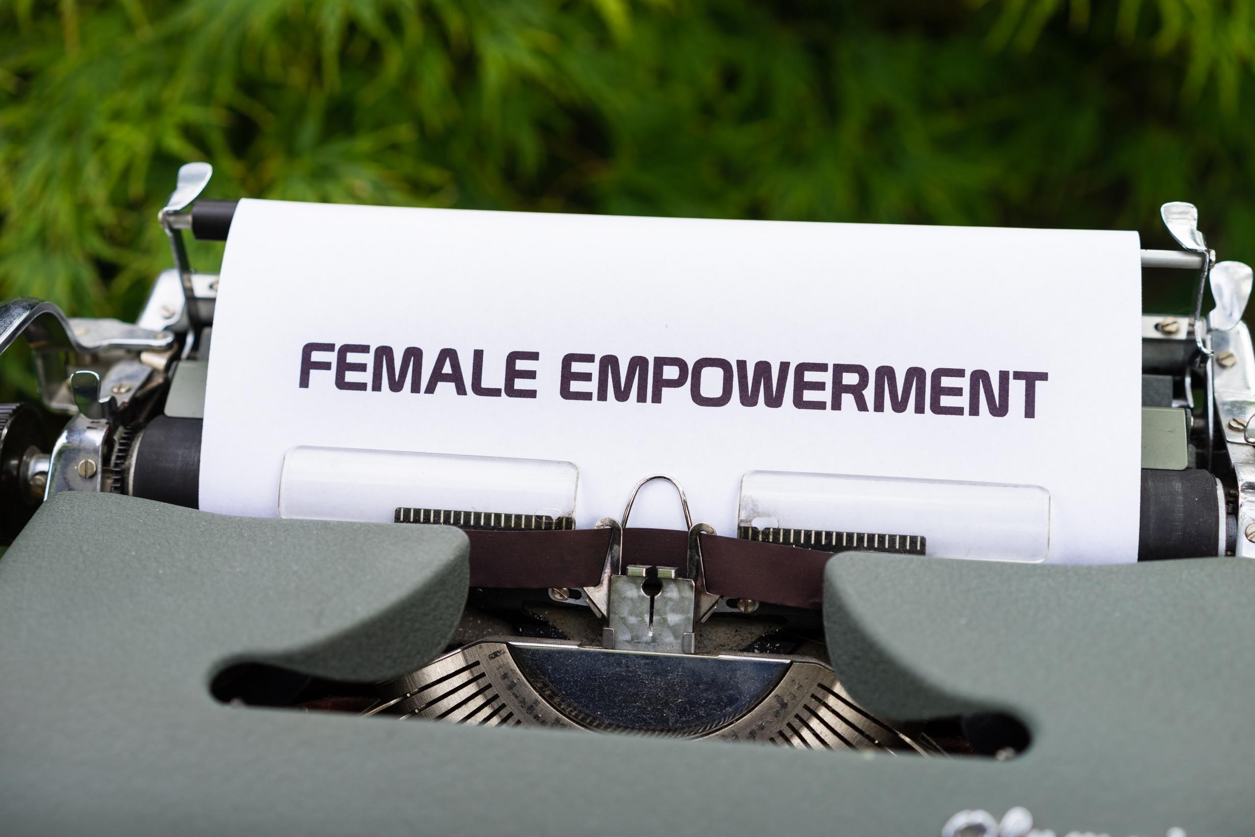 Et papir med tekst om feminisme
