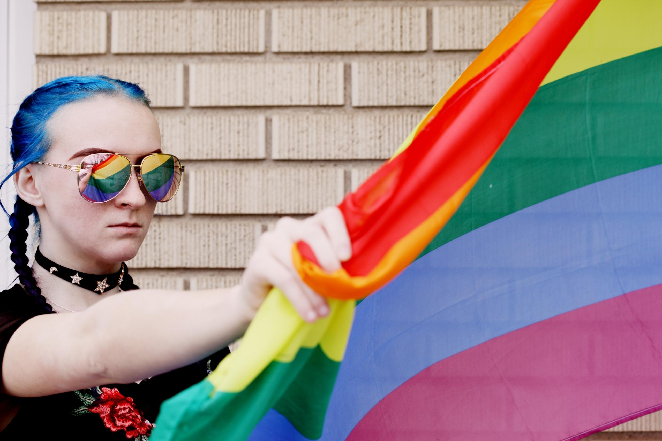 En kvinde demonstrerer i en den nyeste og tredje af feminisme bølger