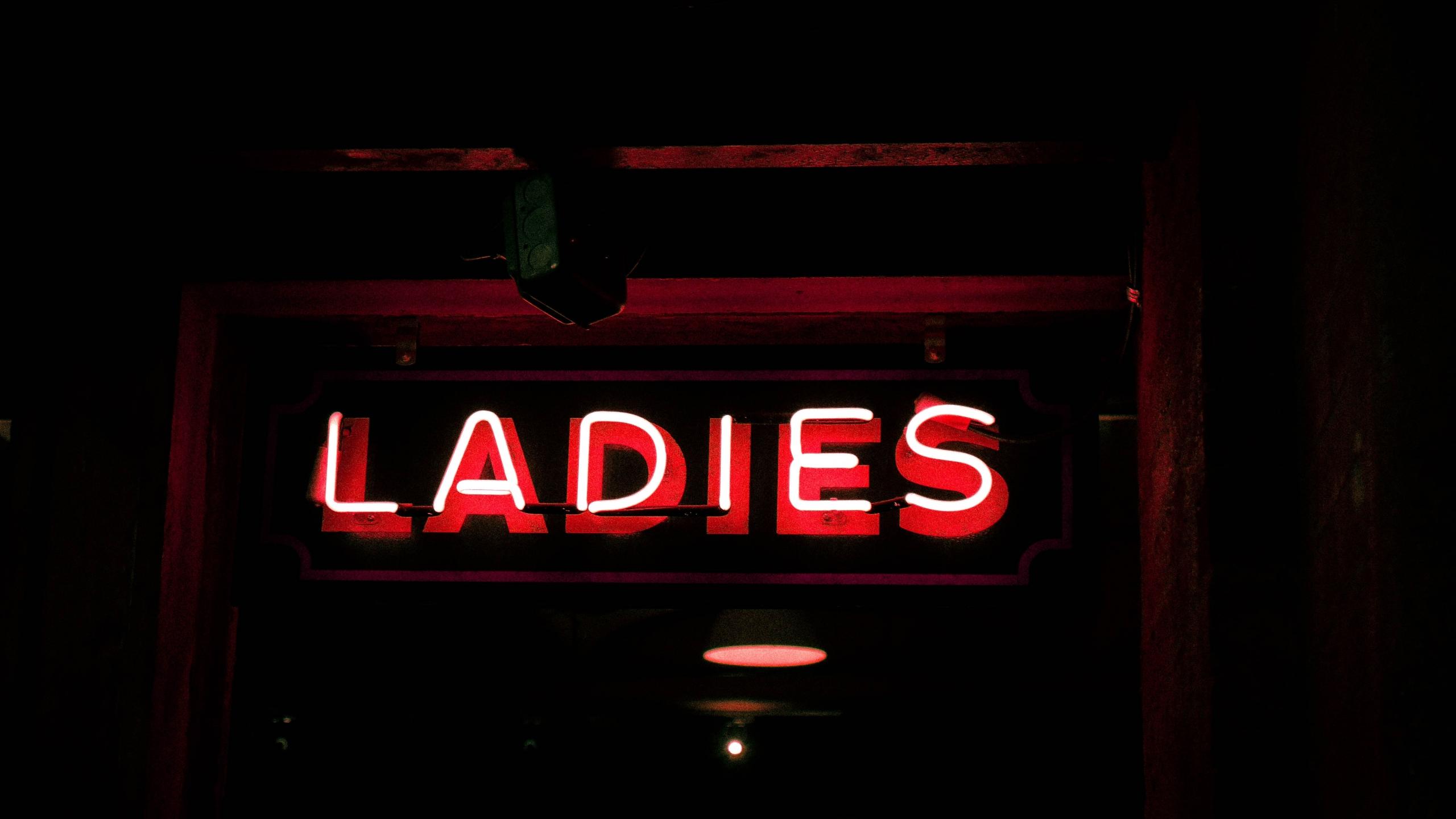 Et neonskilt, hvor der står Ladier