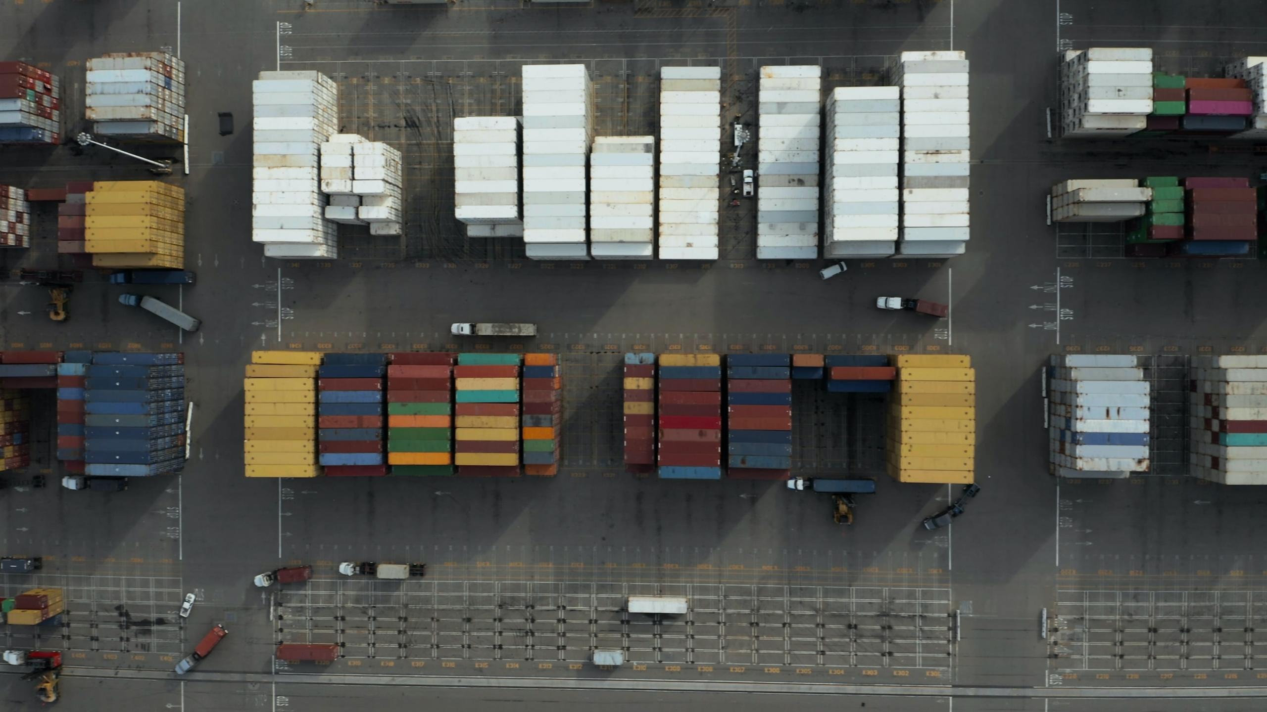 Containere set oppefra, brugt som et eksempler på at vise hvad er finansiering