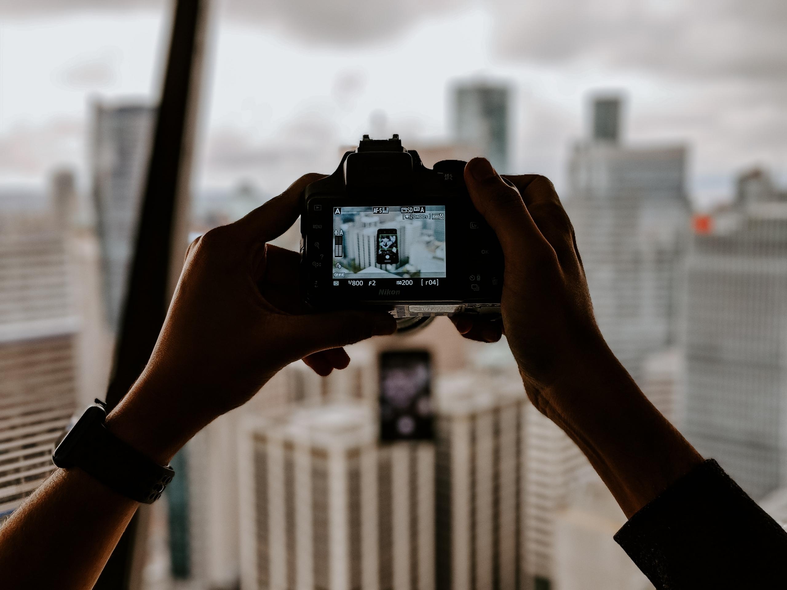en fotograf er ved at tage et billede med et udendørs motiv