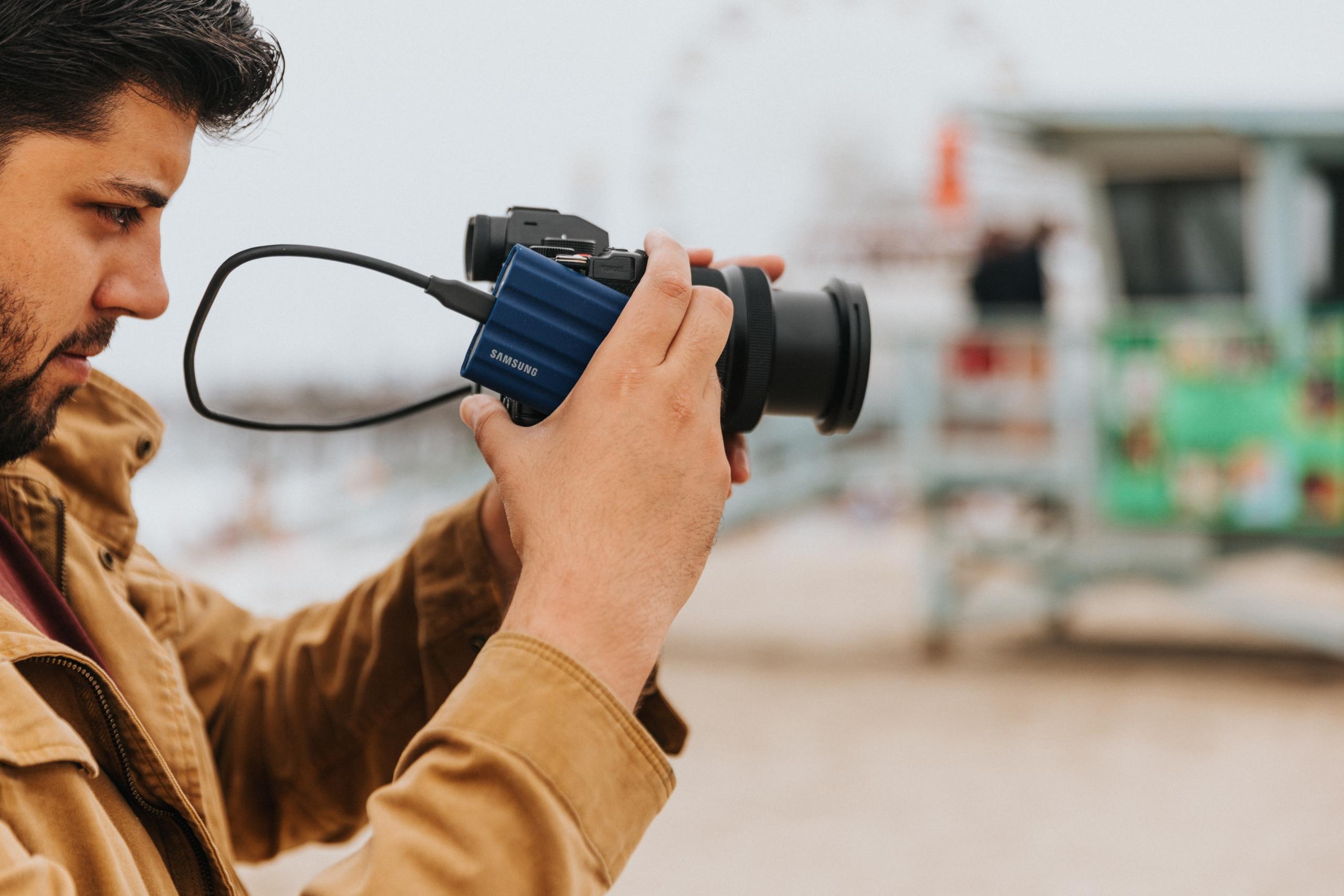 en fotograf tager et billede med et udendørs motiv