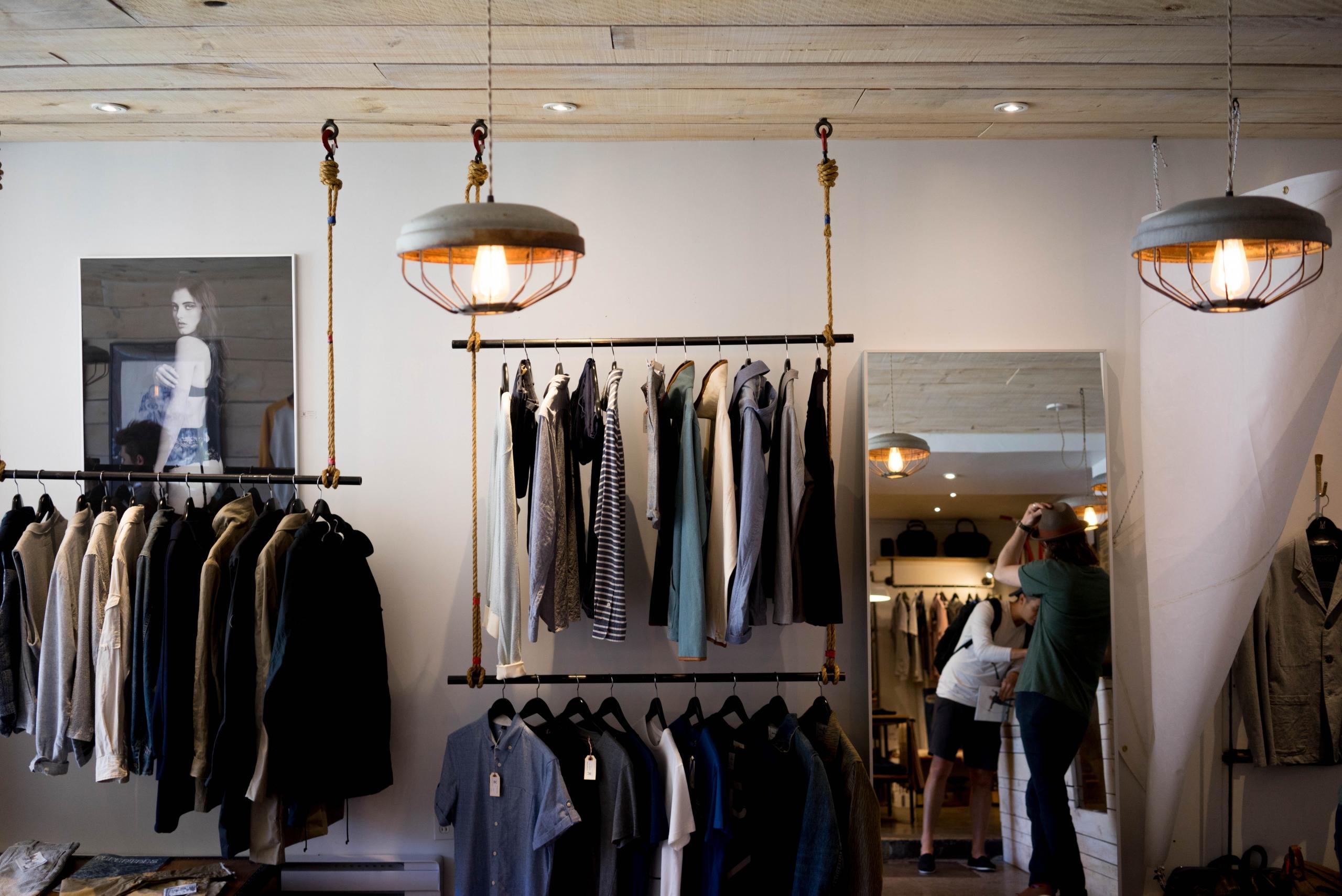 Tøj fra fast fashion brands på et stativ