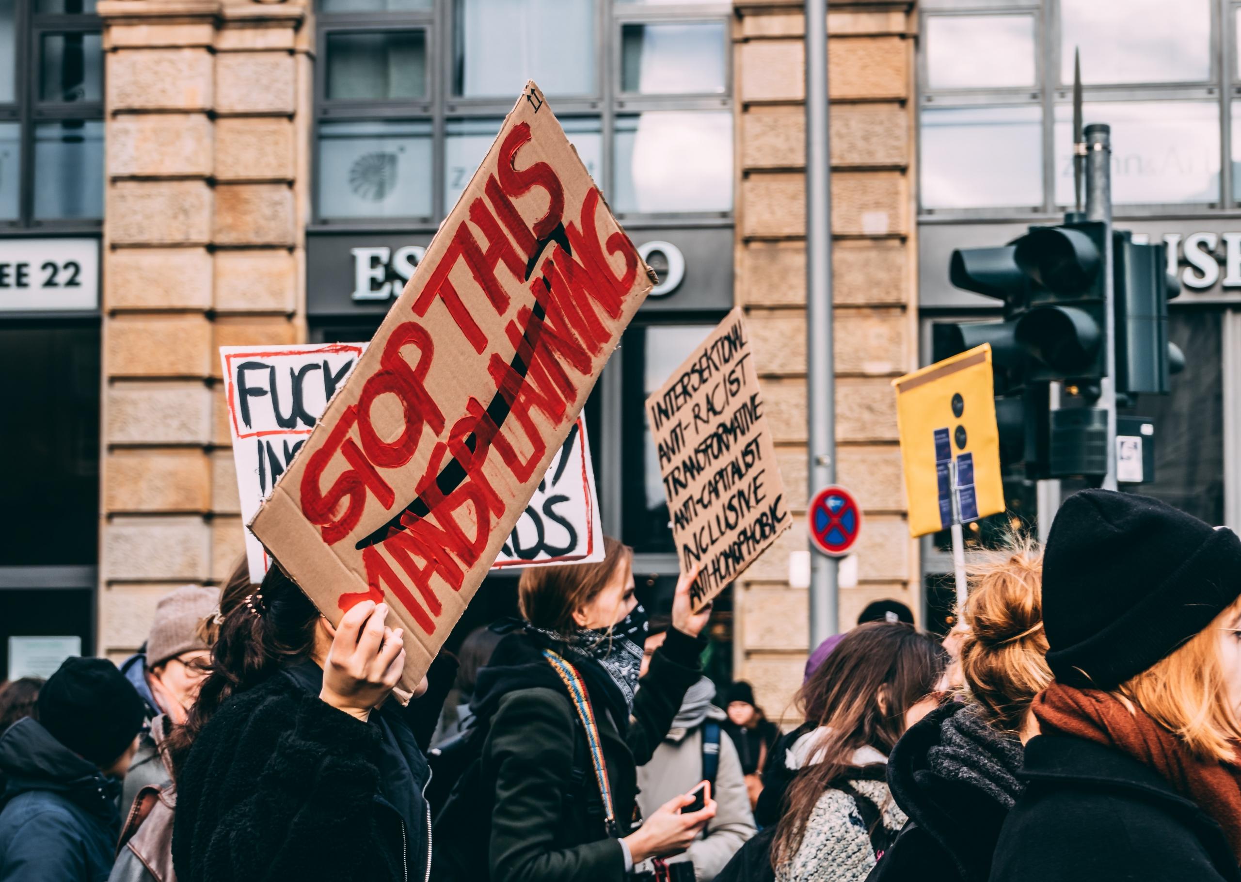 Kvinder demonstrerer i gaderne for feminisme