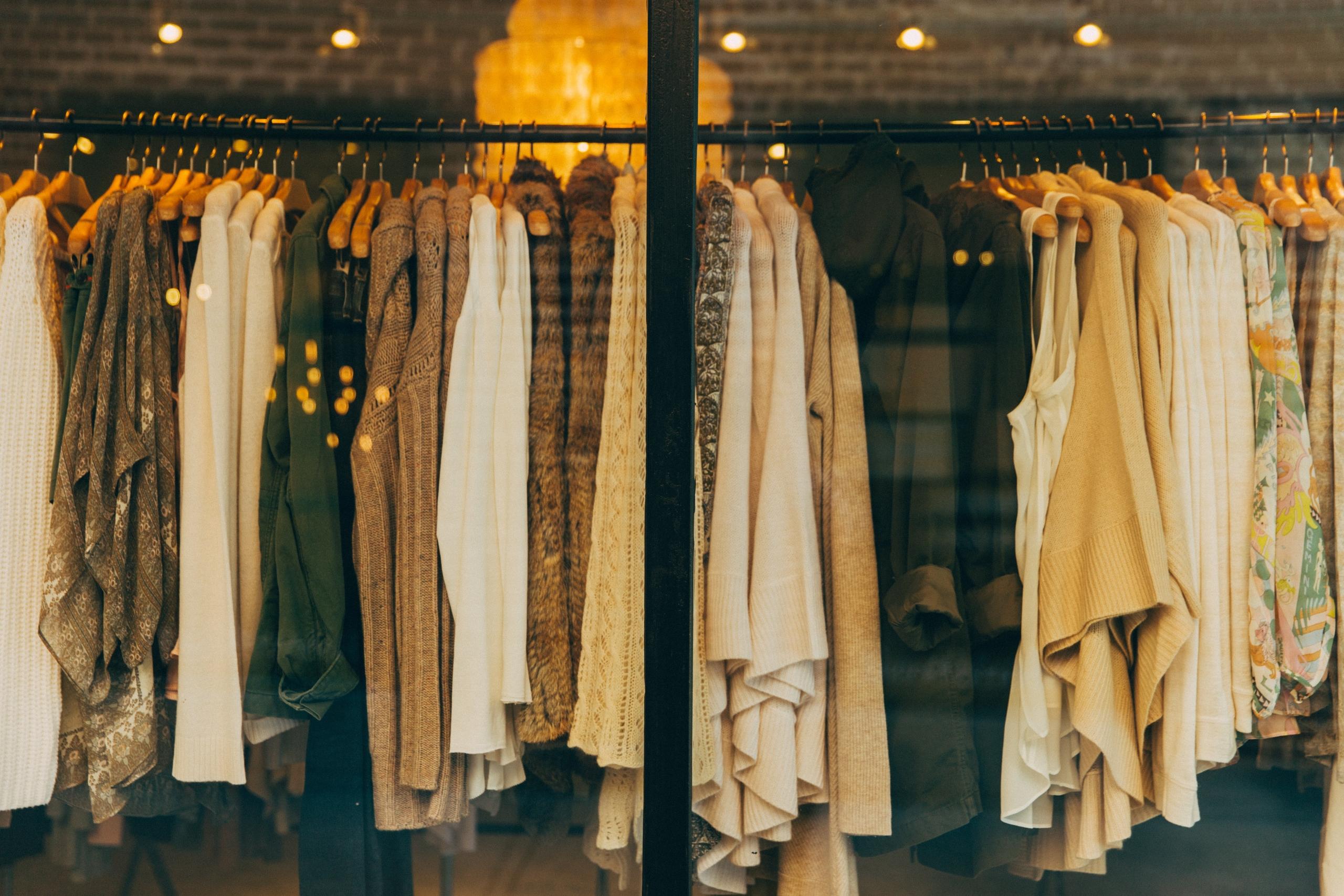 Et tøj stativ med fast fashion