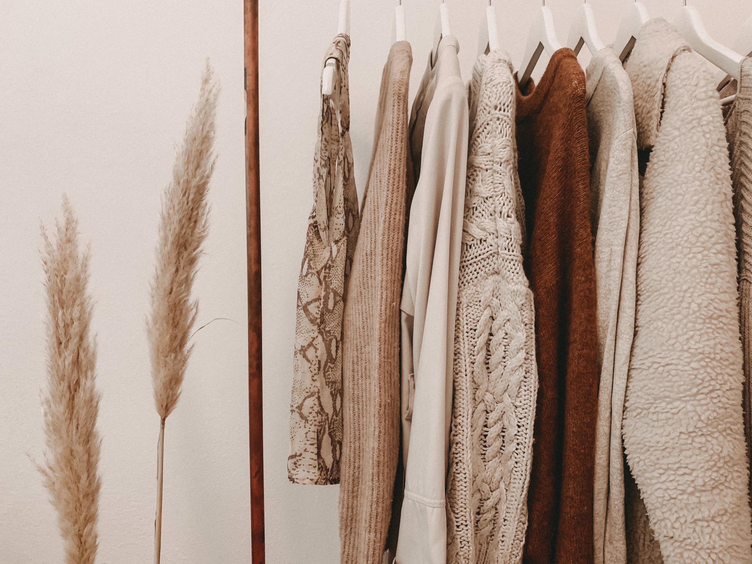 Et tøjstativ med fast fashion