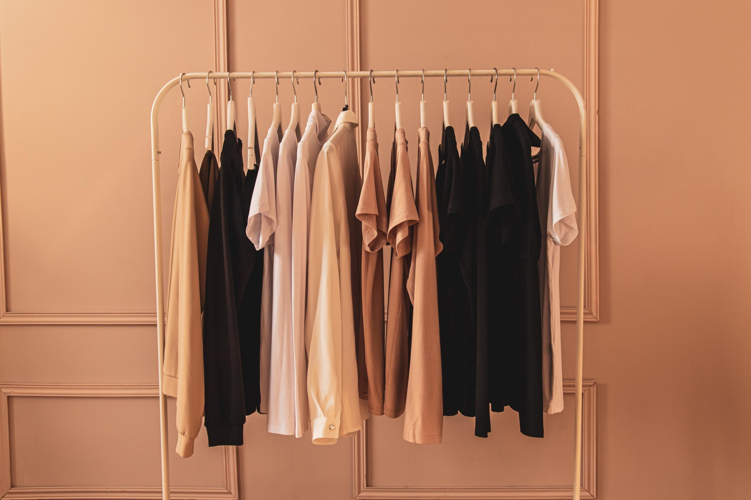 Et tøjstativ med fast fashion tøj