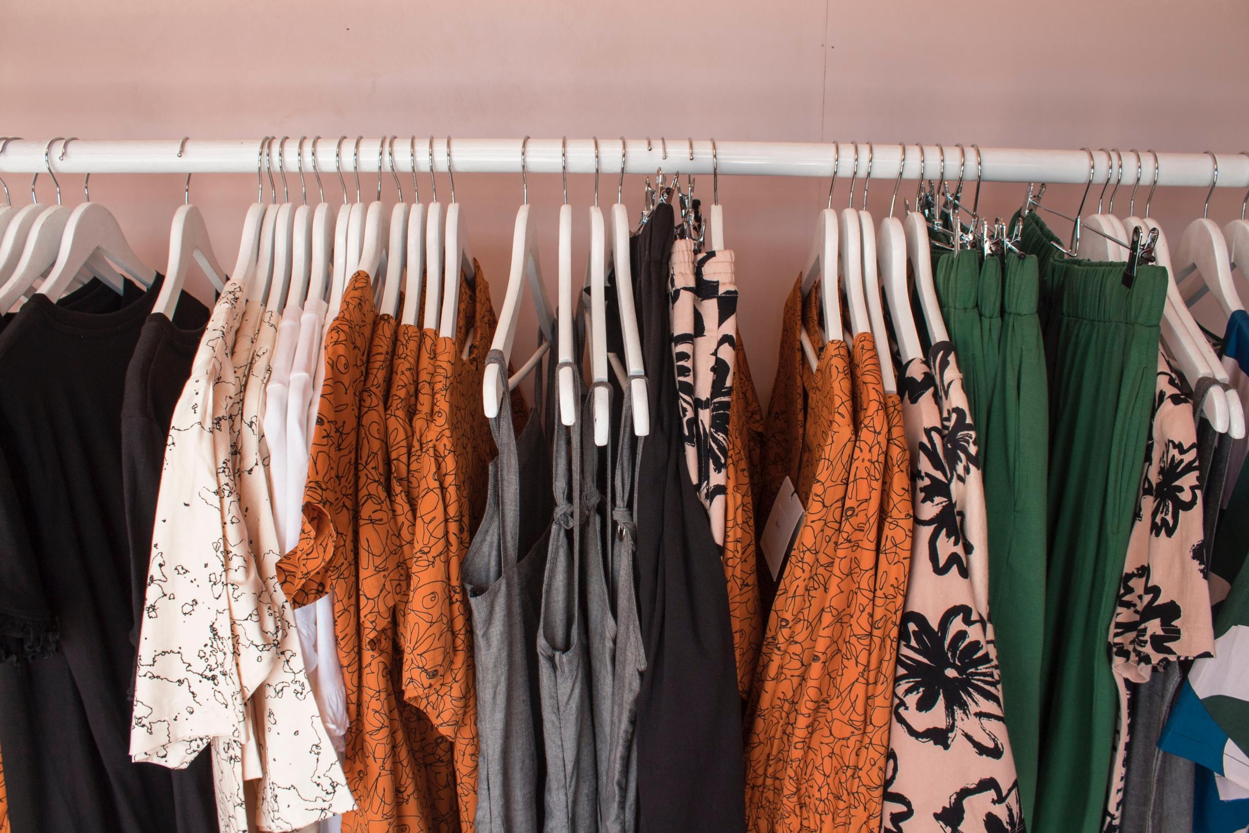 Tøj fra fast fashion brands på et stativ