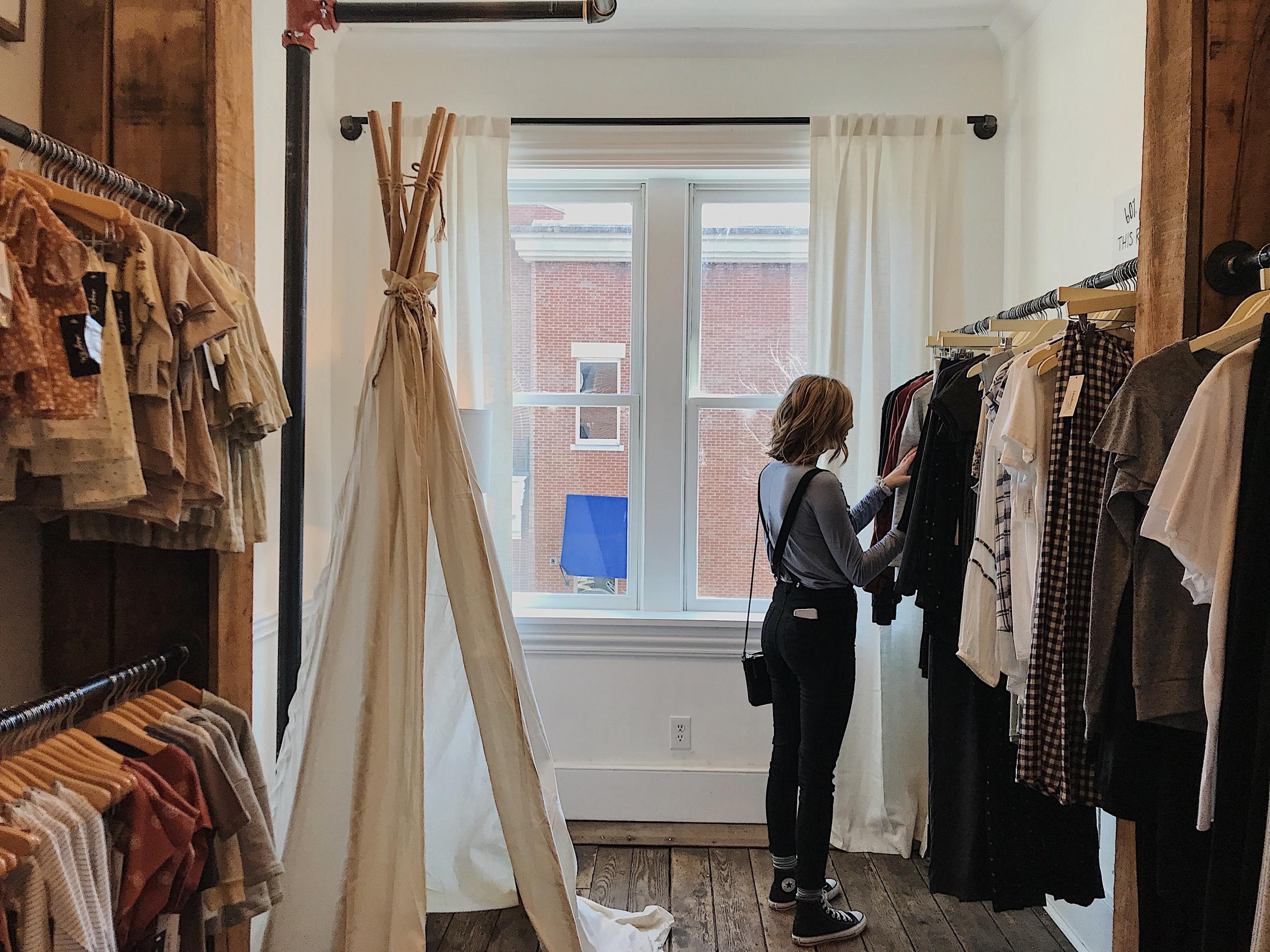 Hvad er fast fashion spørger denne kvinde i en tøjbutik