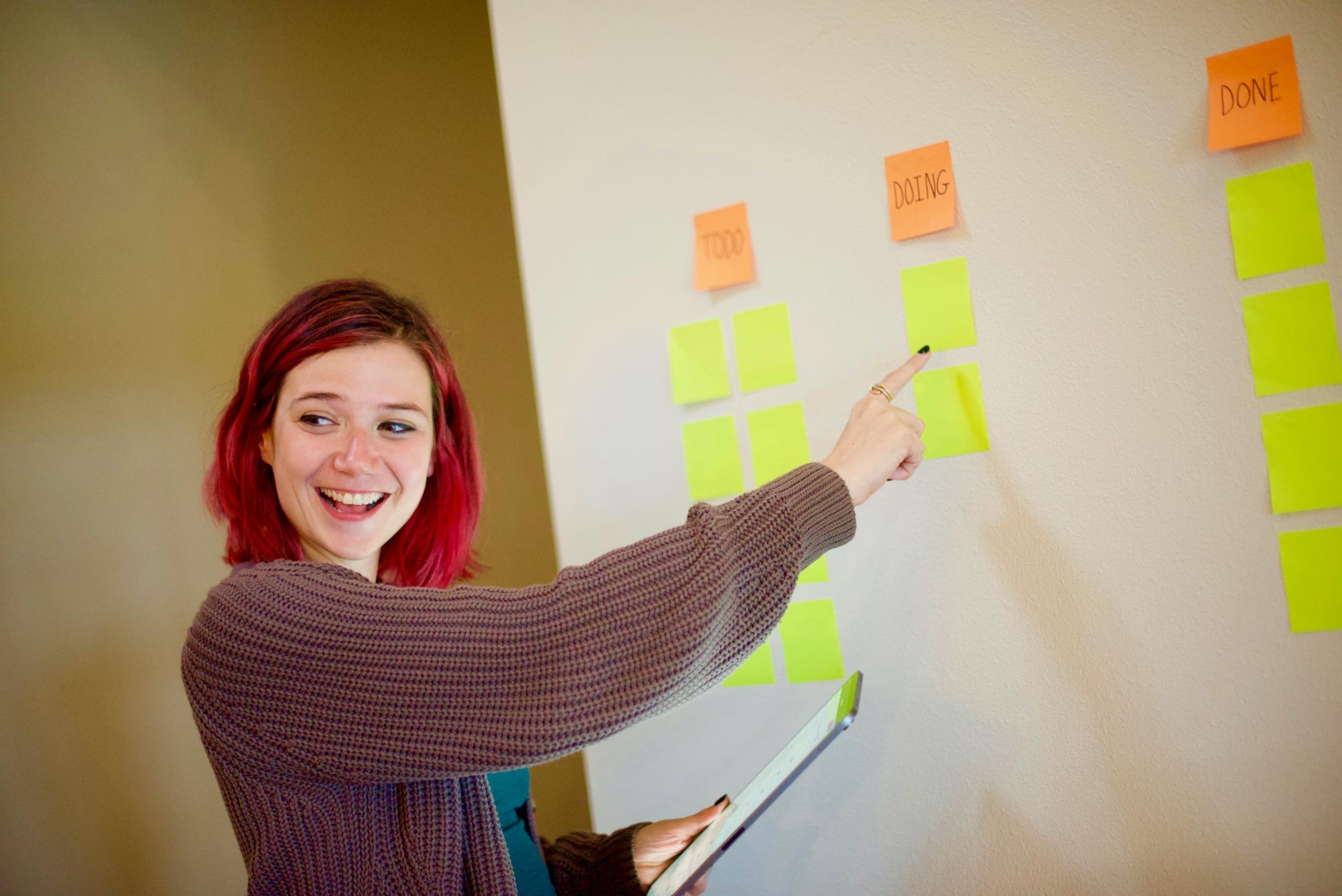 En kvinde giver undervisning i værdier med post its