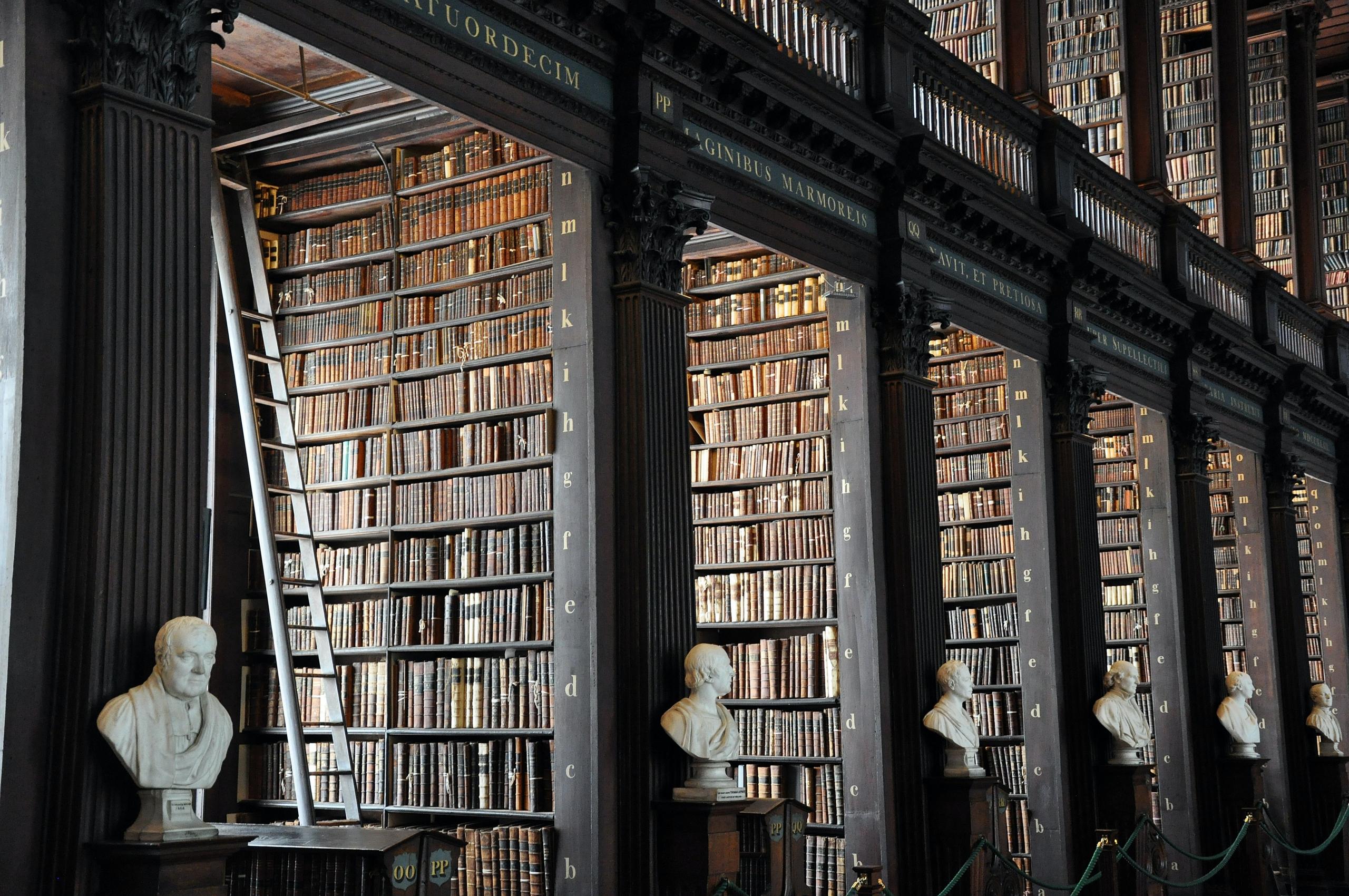 Et bibliotek med bøger af franske filosoffer