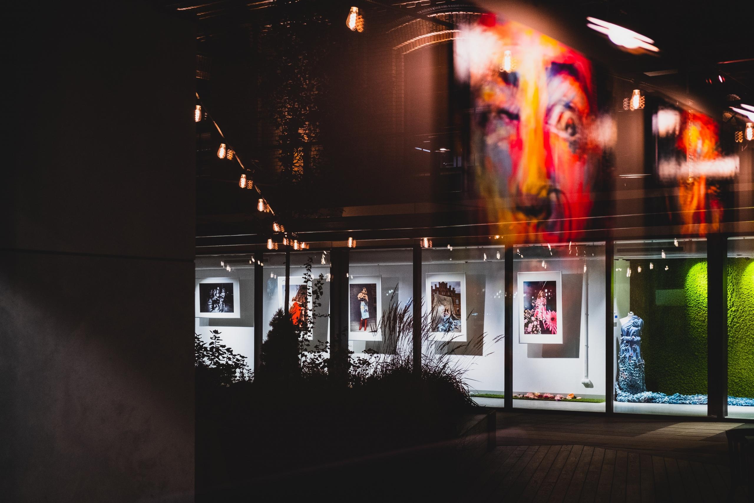 et kunstgalleri med kunst af dali