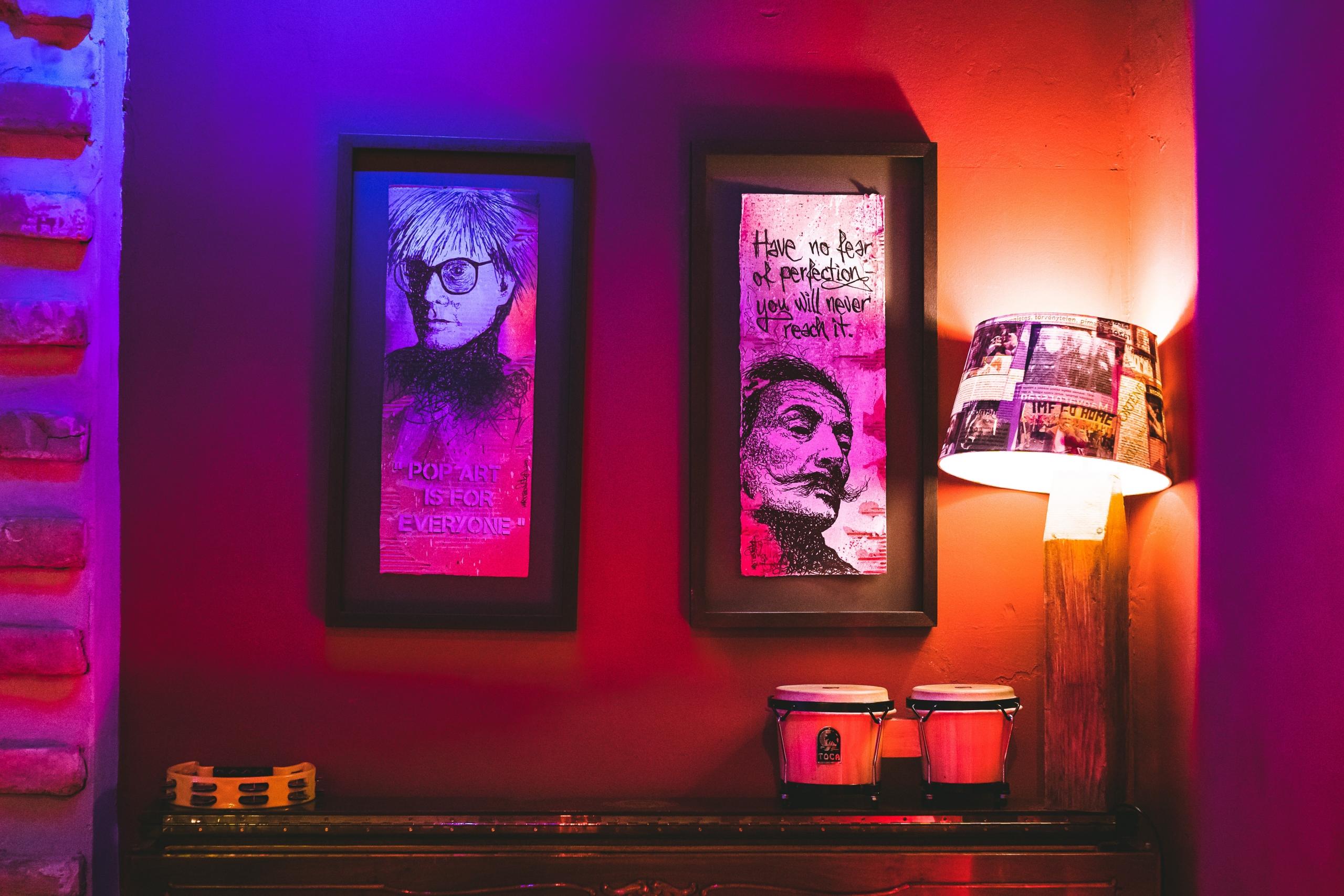 Billeder med portrætter af Dali som er blandt de største spanske kendte personer