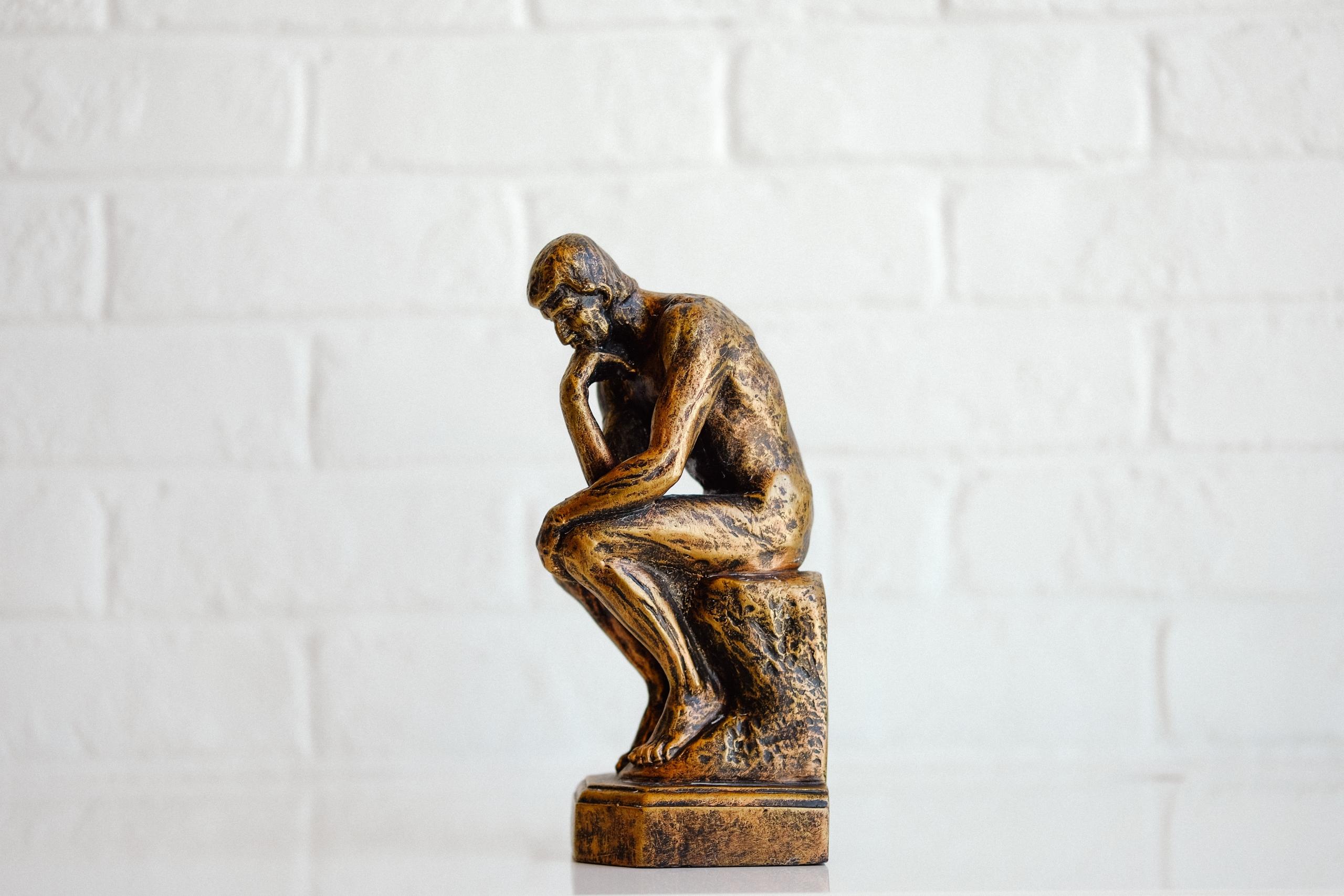 En statue af en filosof