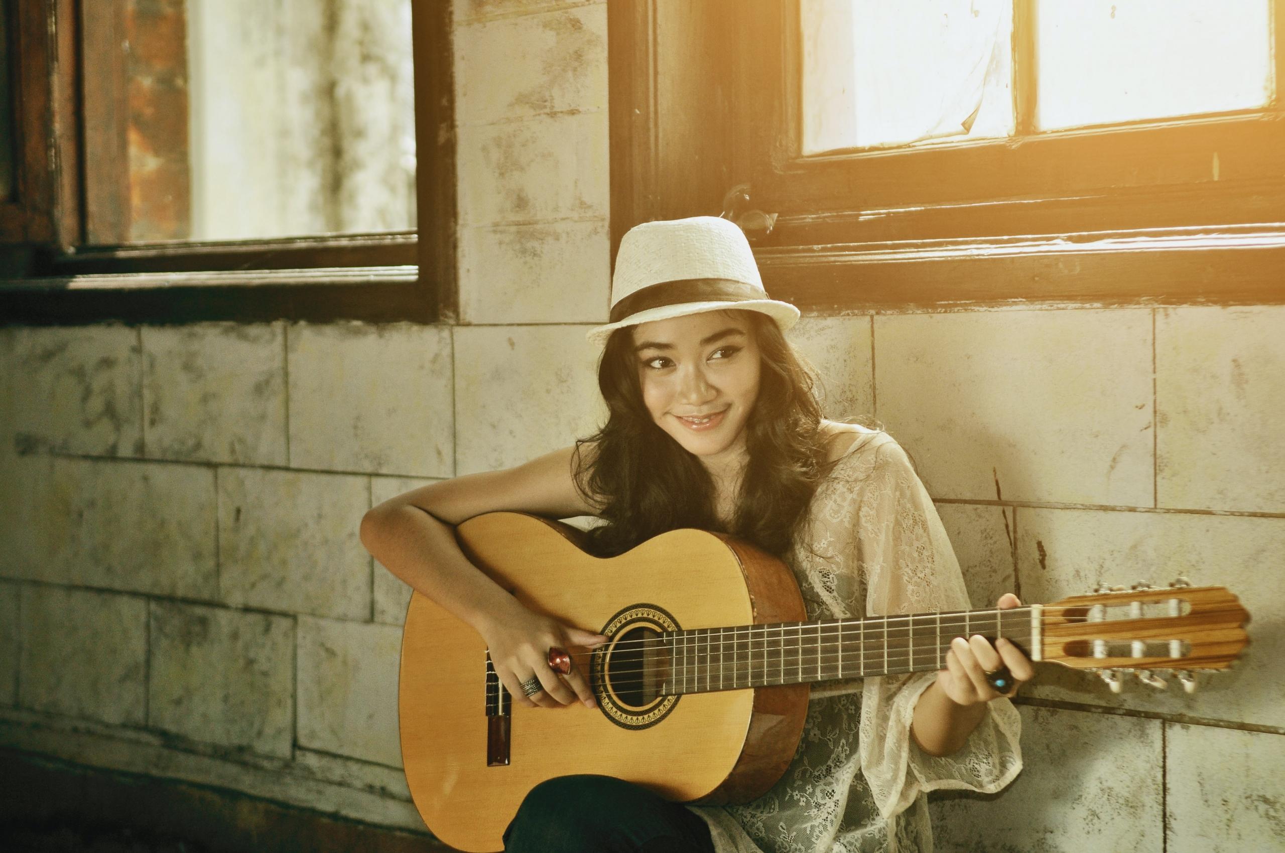 En pige spiller guitar