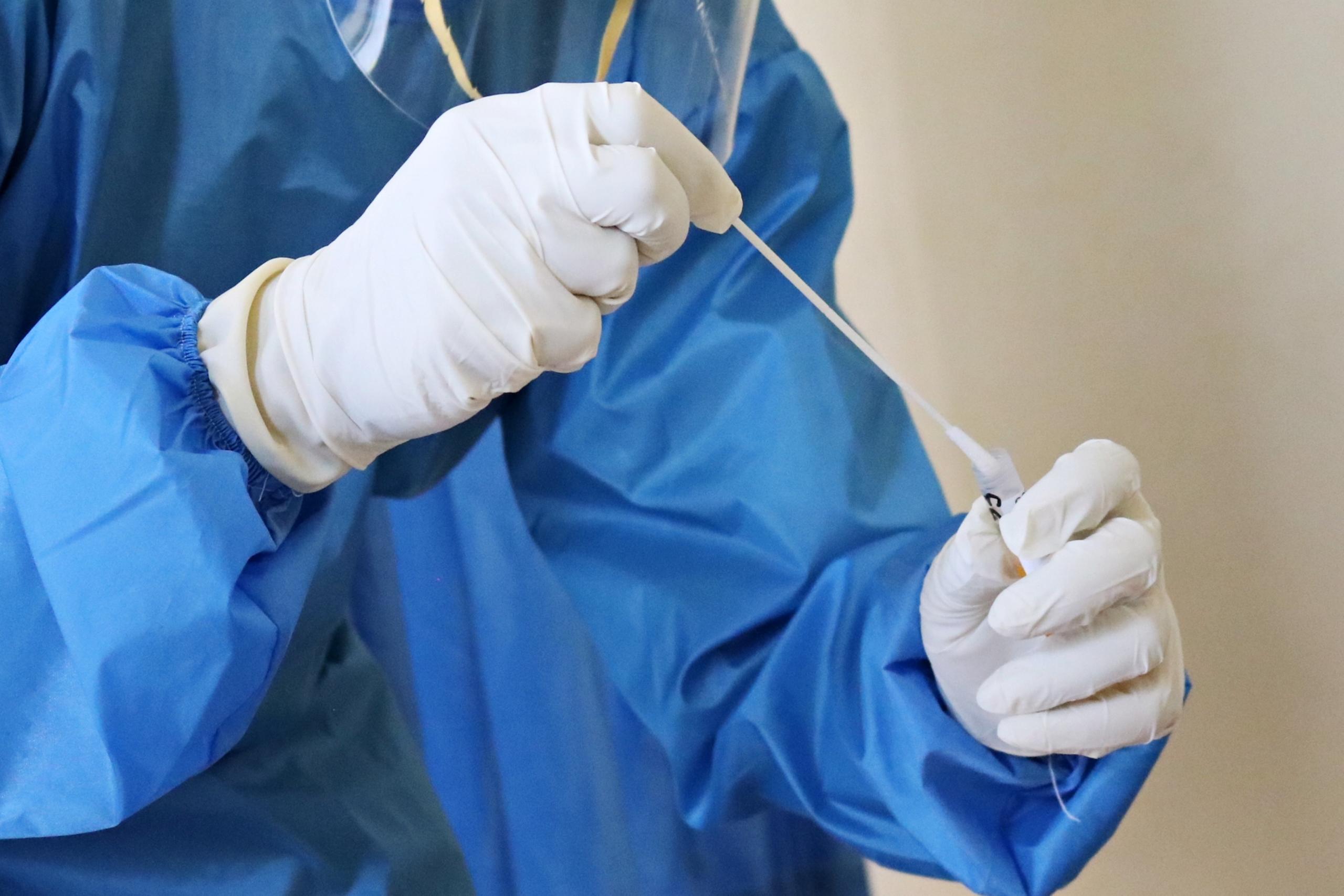 En forsker arbejder med medicin