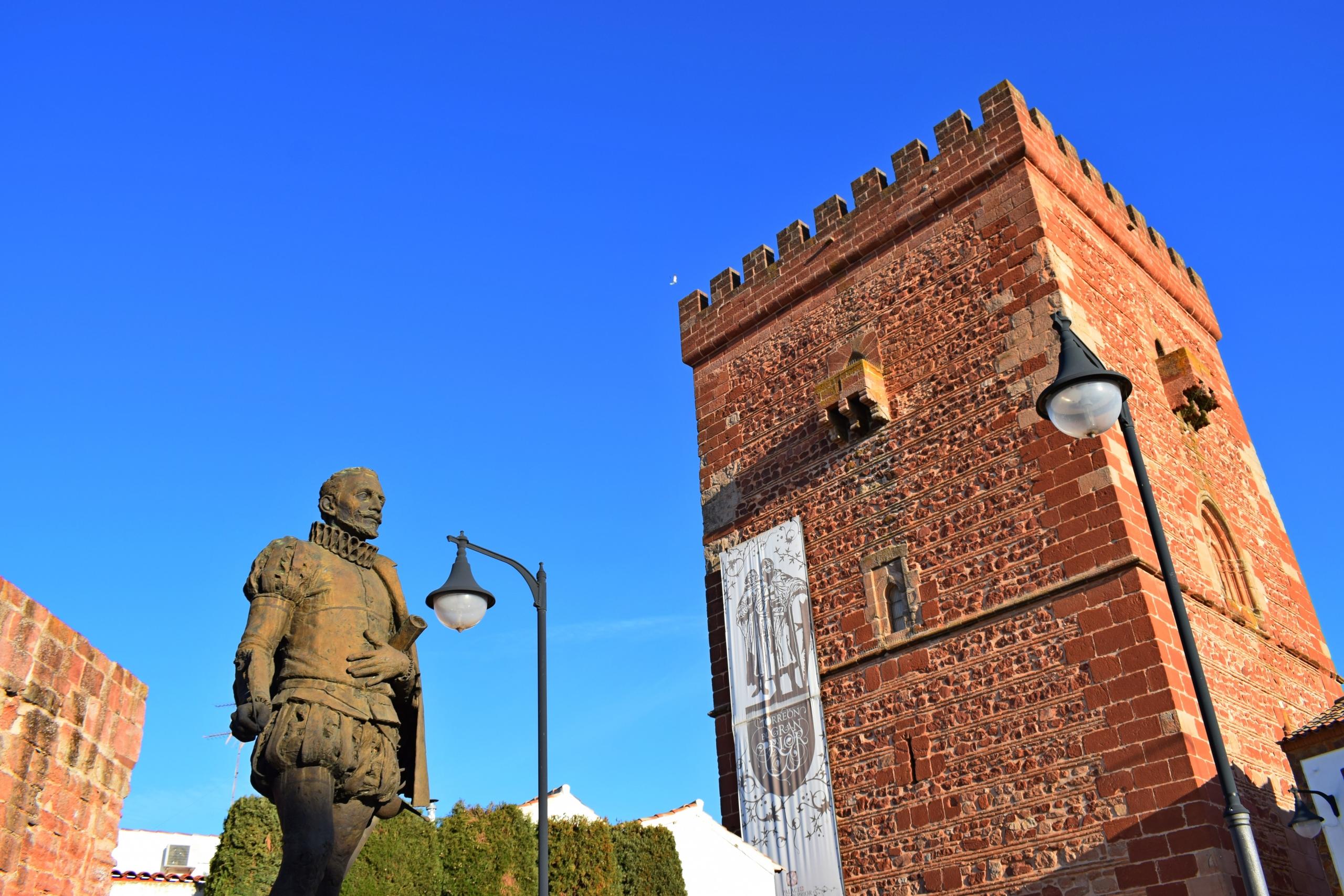 En statue af cervantes i Spanien