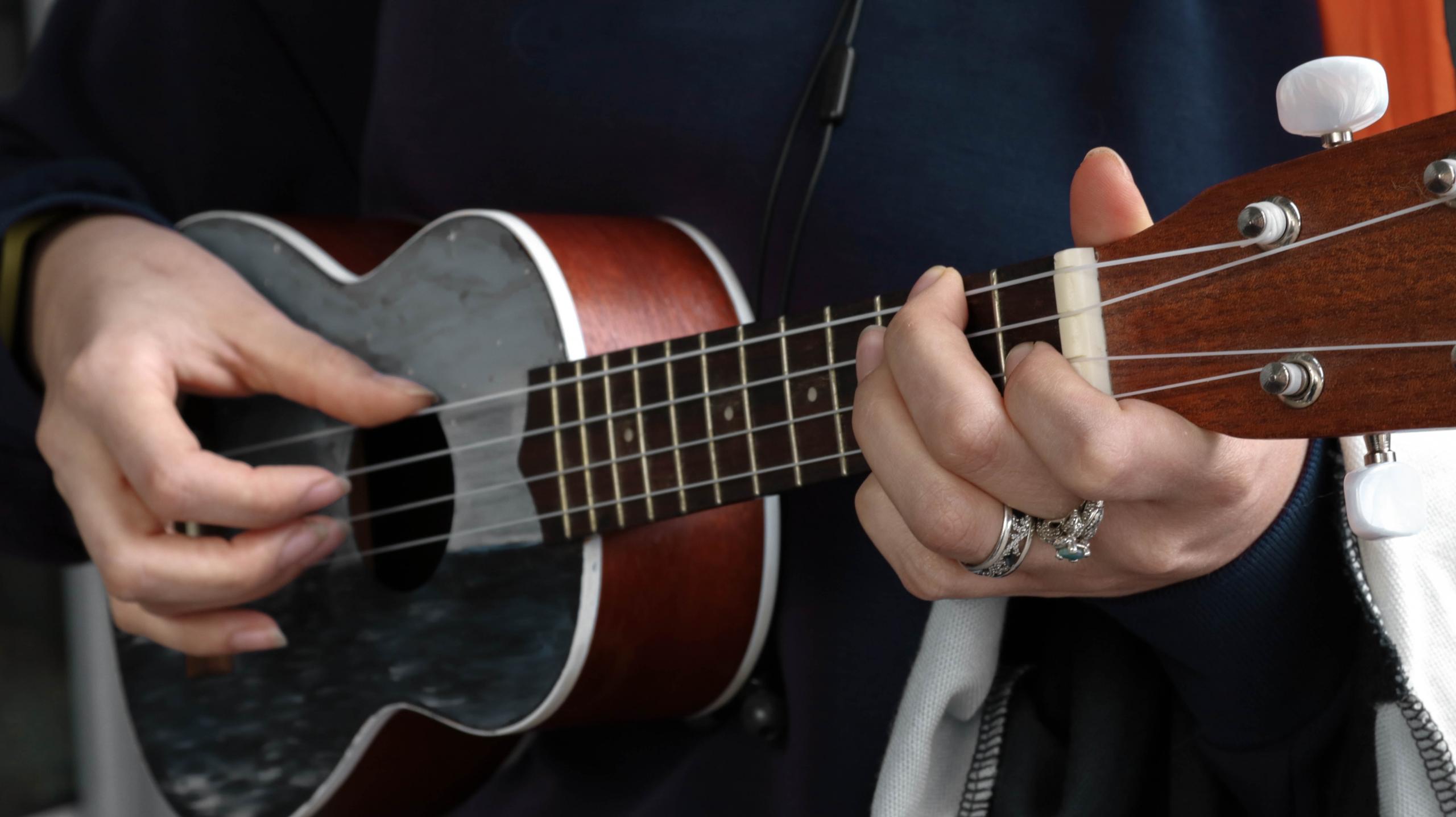 En person spiller på en ukulele