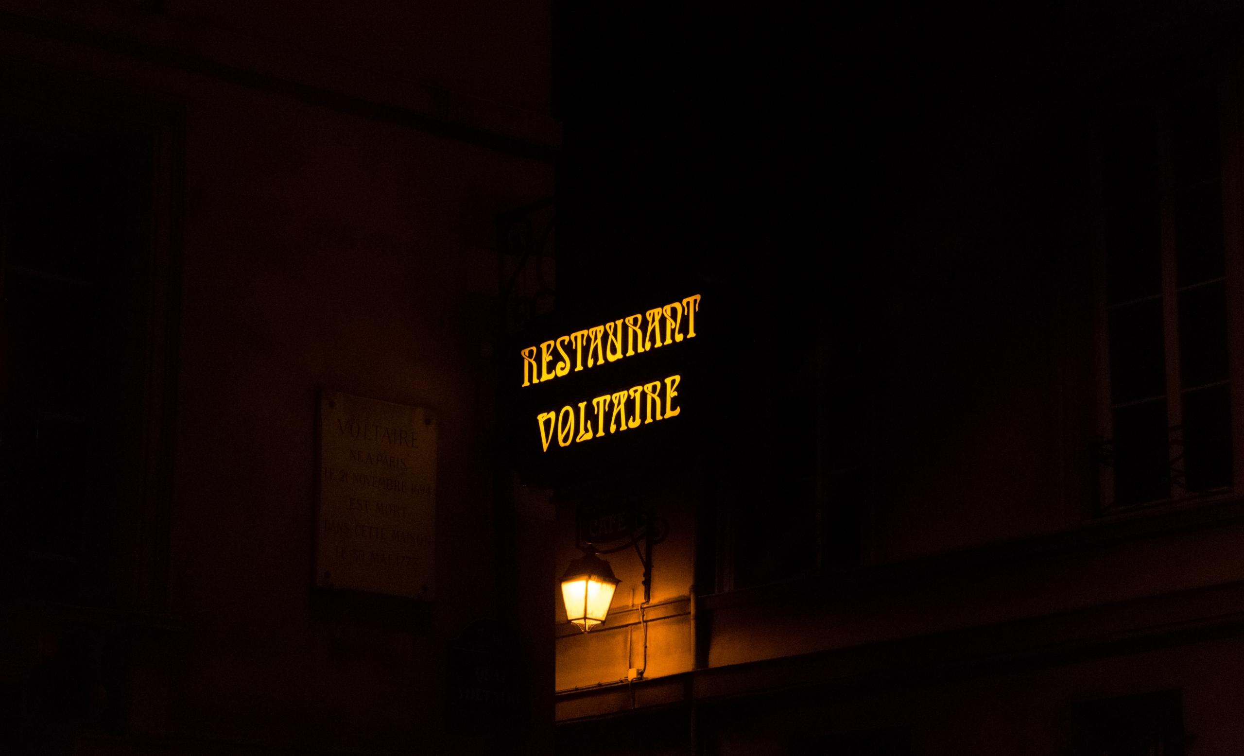 Et skilt i form af Restaurant Voltaire, som er en af de mest kendte franske forfattere
