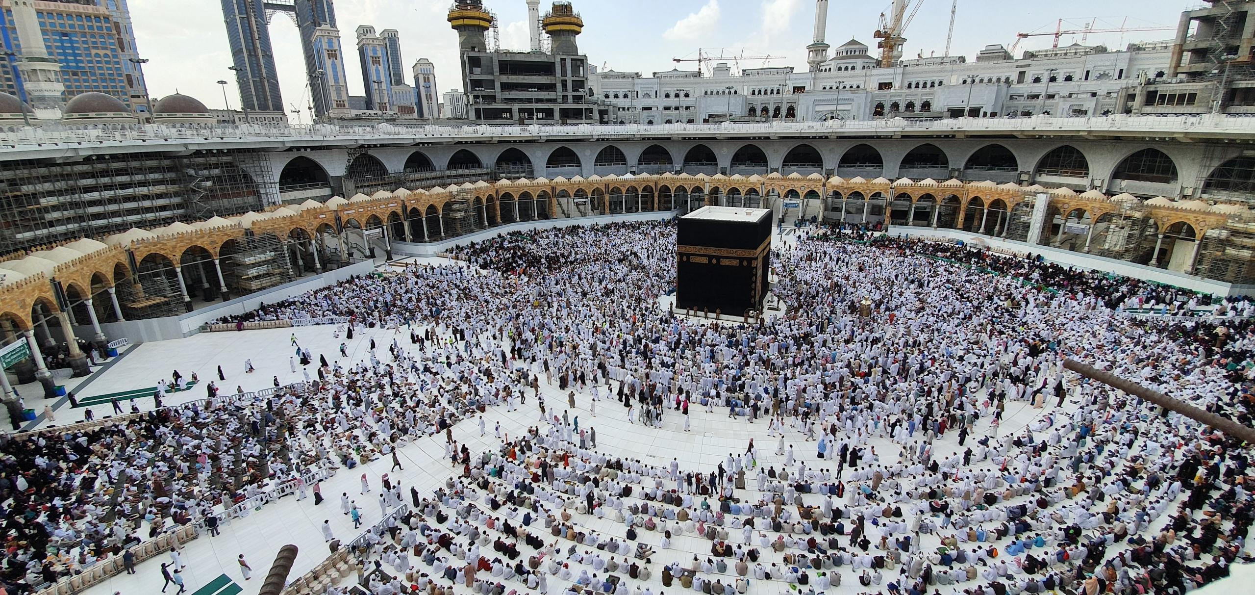 Mange muslimer går rundt om den hellige sten i Mekka
