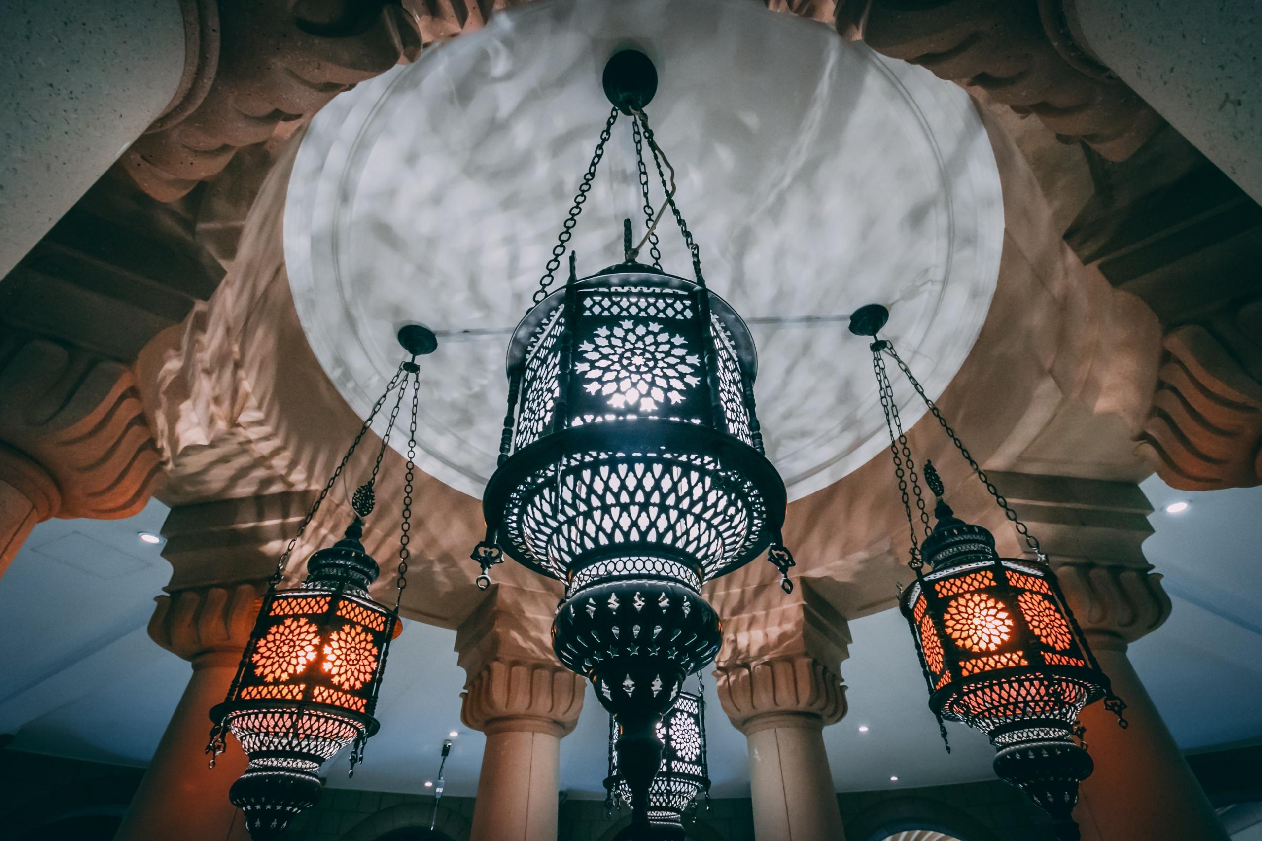 Arabiske lamper i et rum