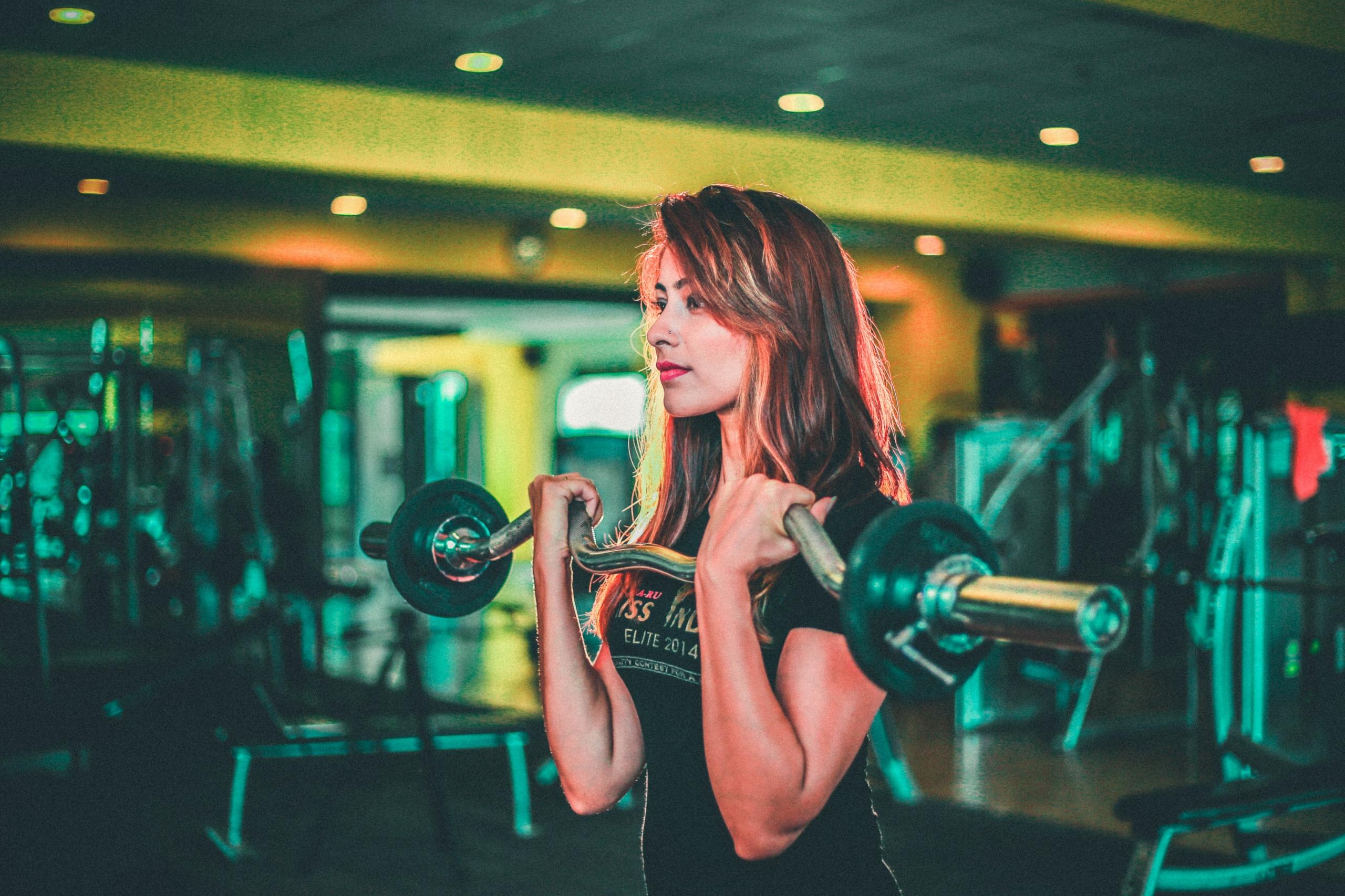 En kvinde træner i et fitnesscenter