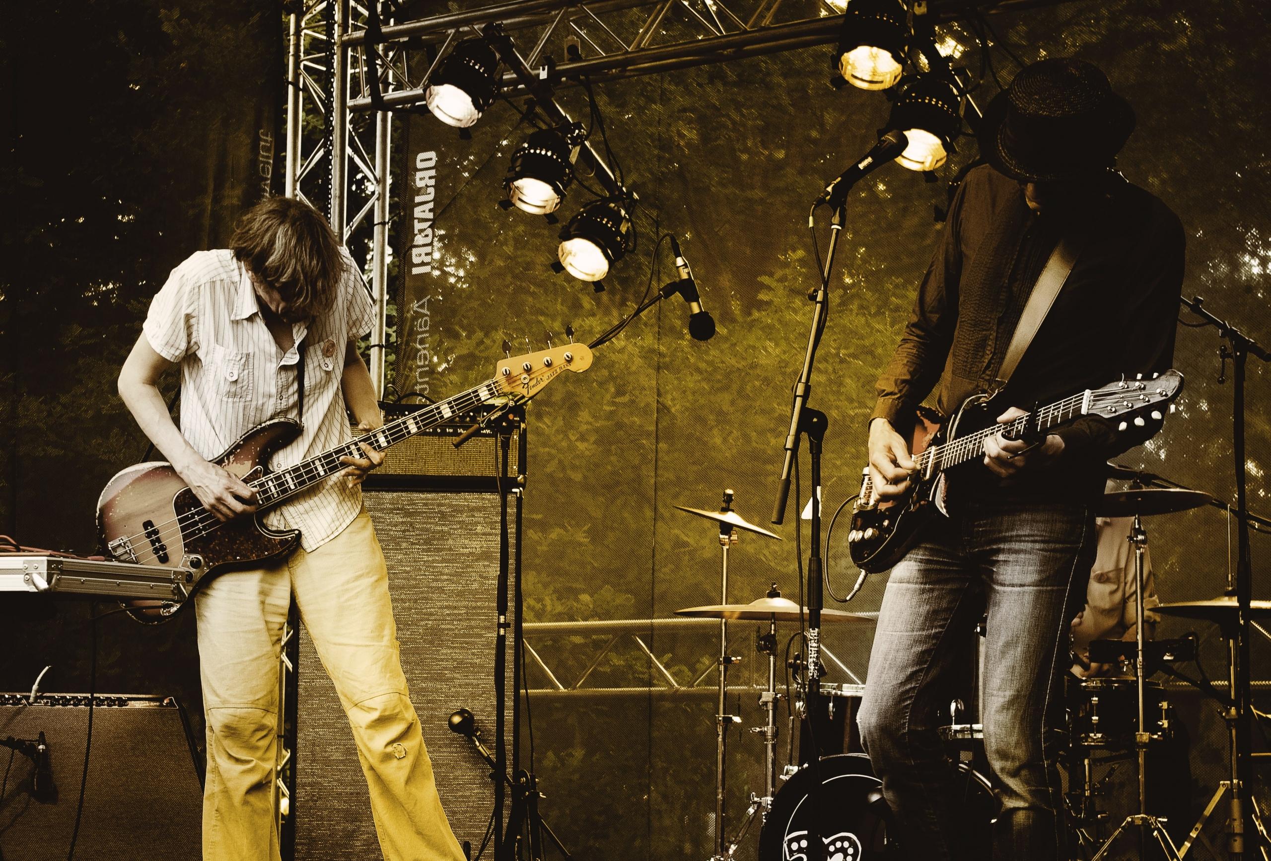 En trommeslager, en basspiller og en guitarspiller