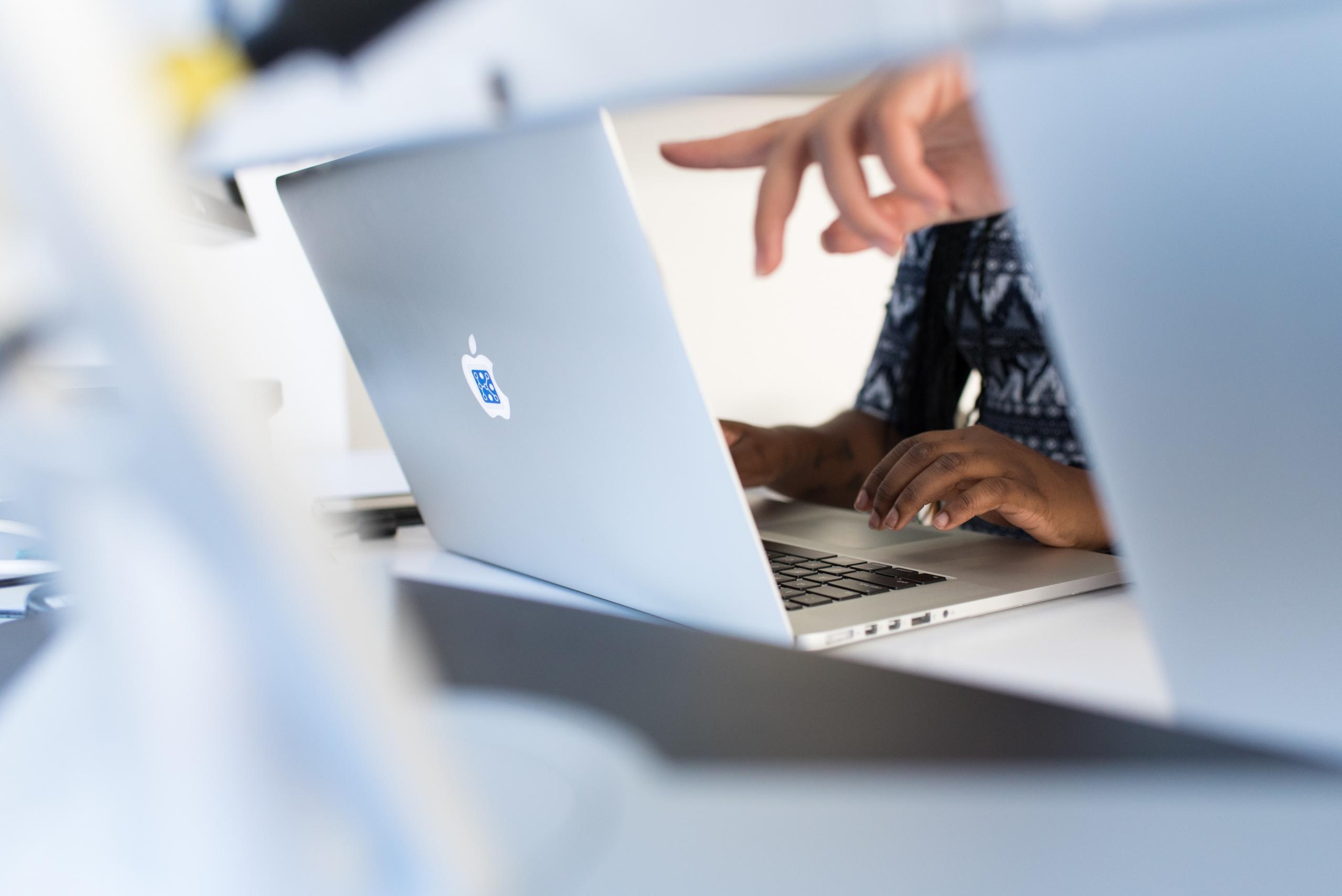 En person lærer python statistik ved computeren