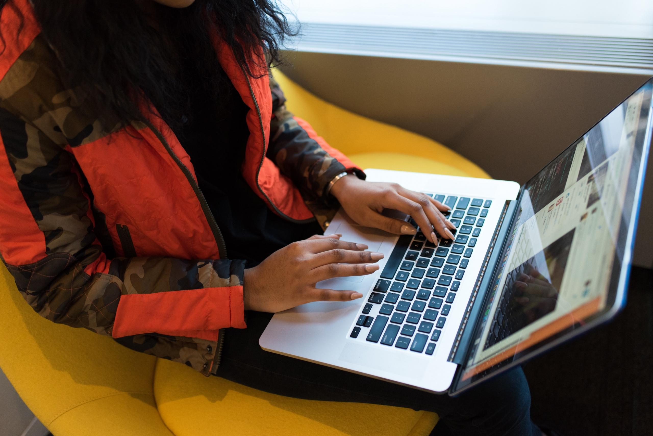 En kvinder arbejder med python på sin computer