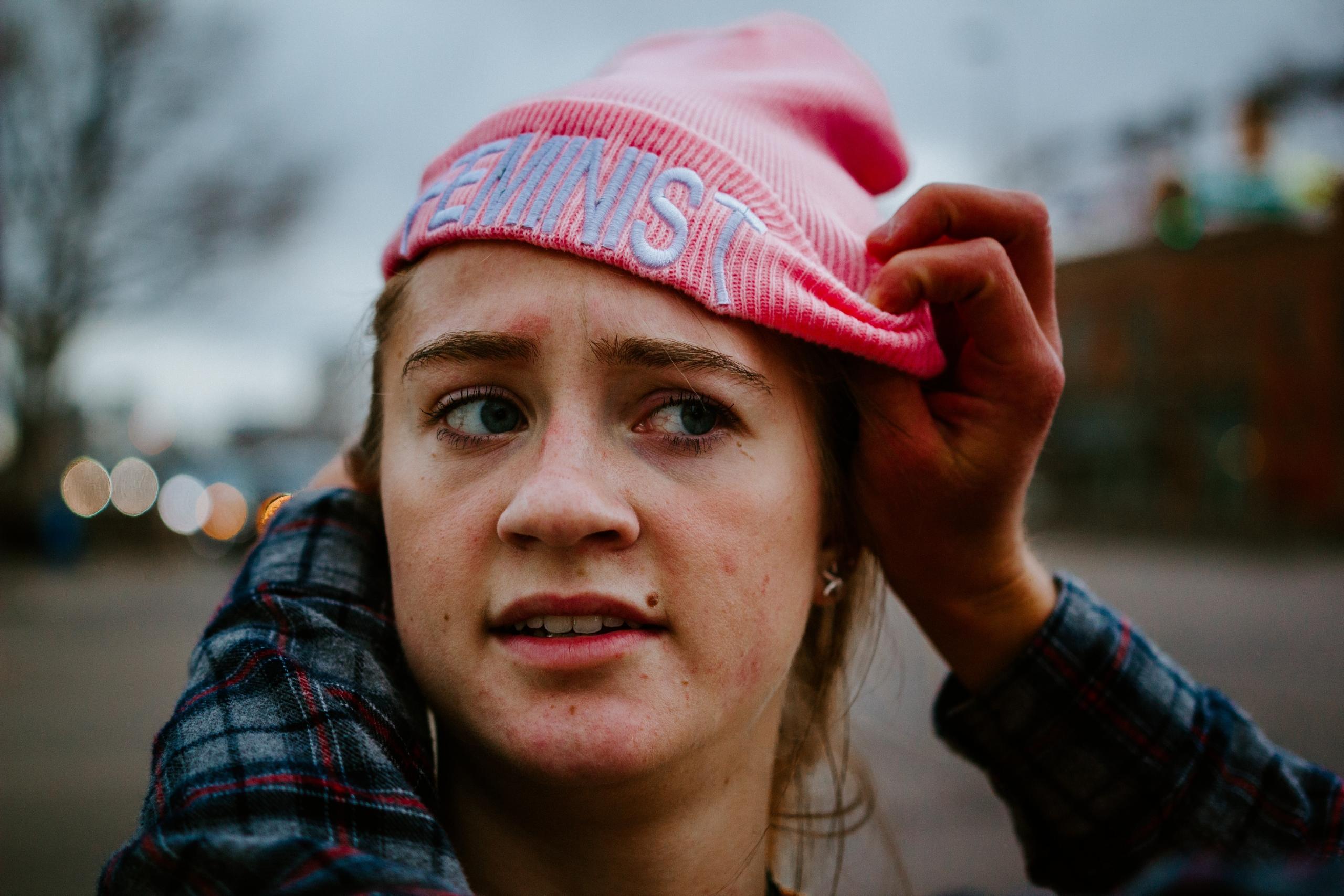 En kvinde med en hat til en demonstration om kvinders rettigheder