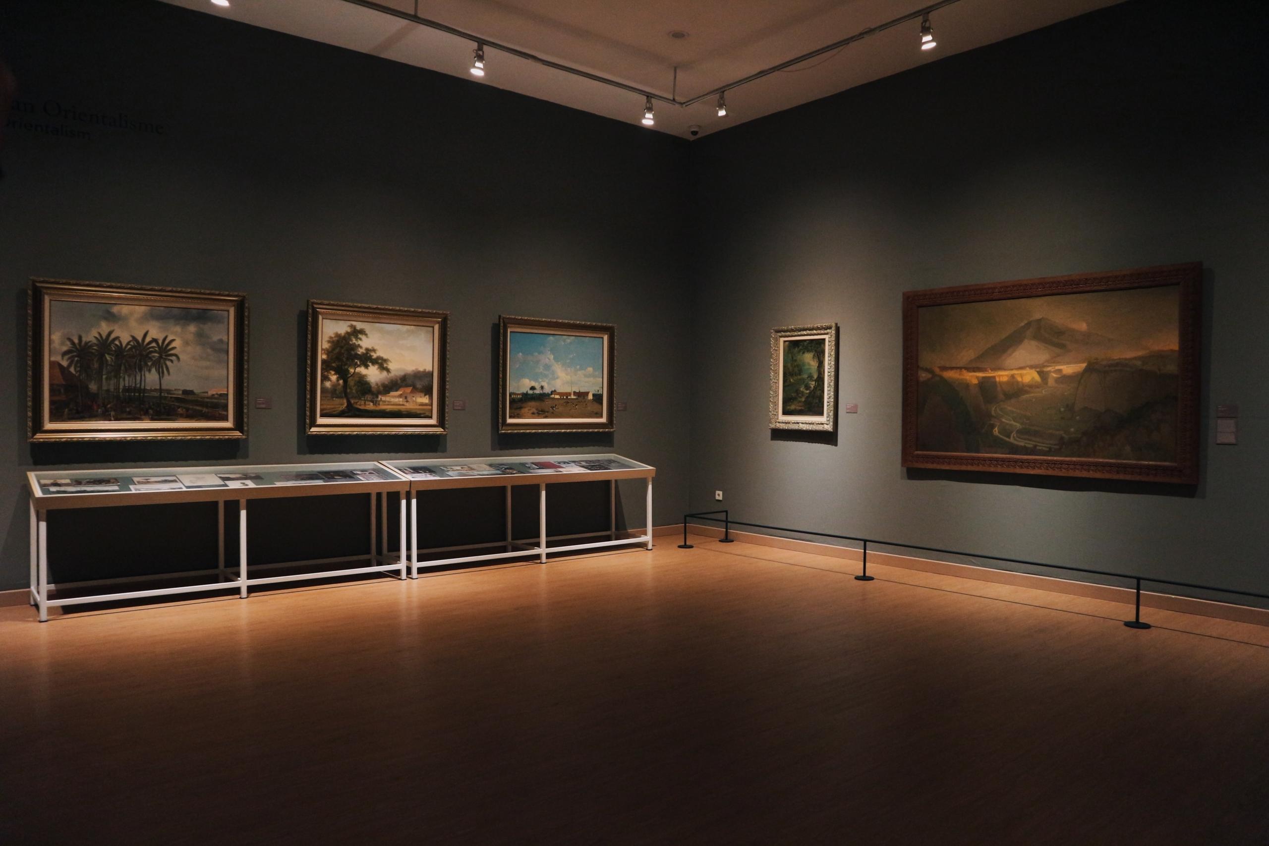 Et kunstmuseum med billeder