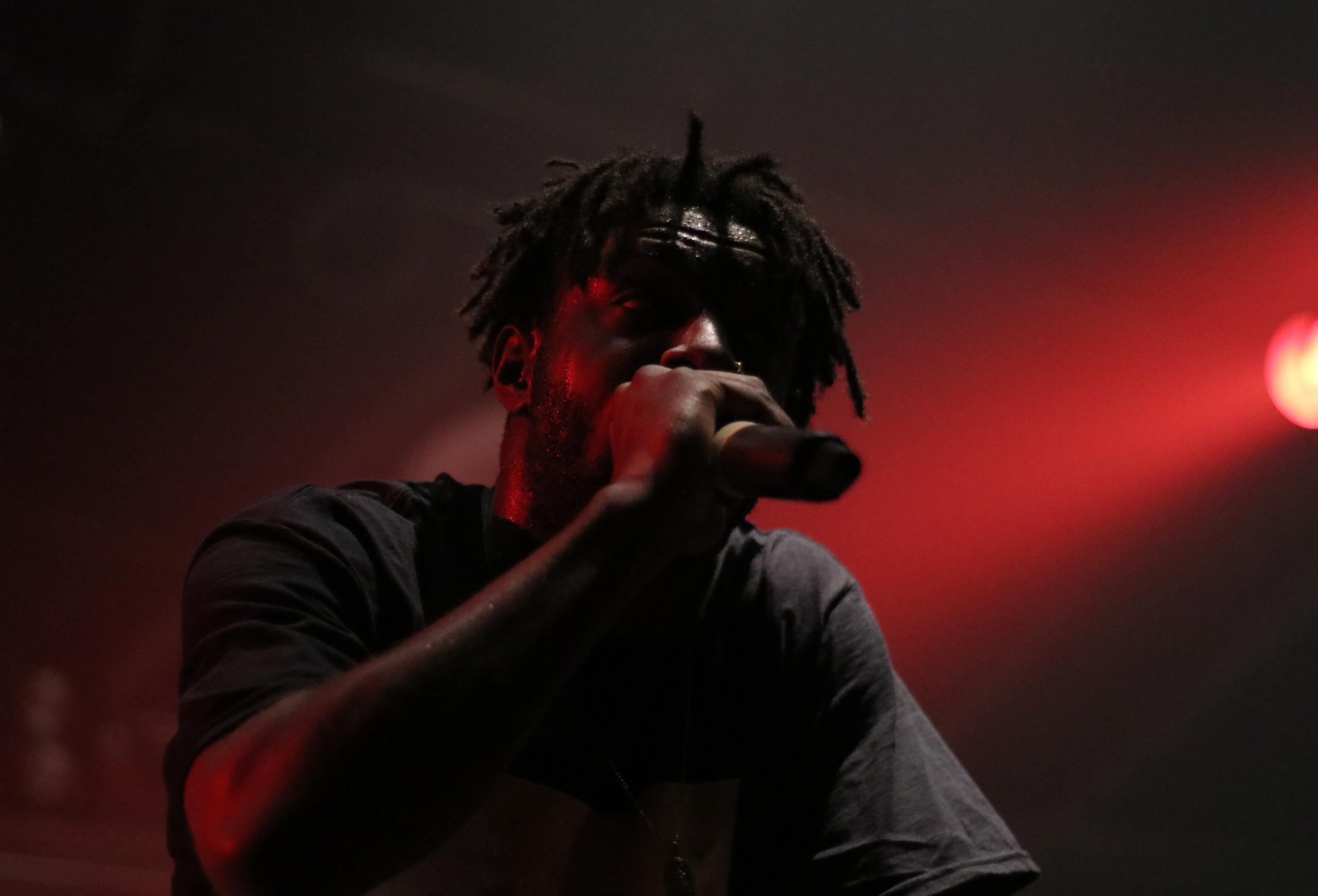 En mand rapper om rap historie