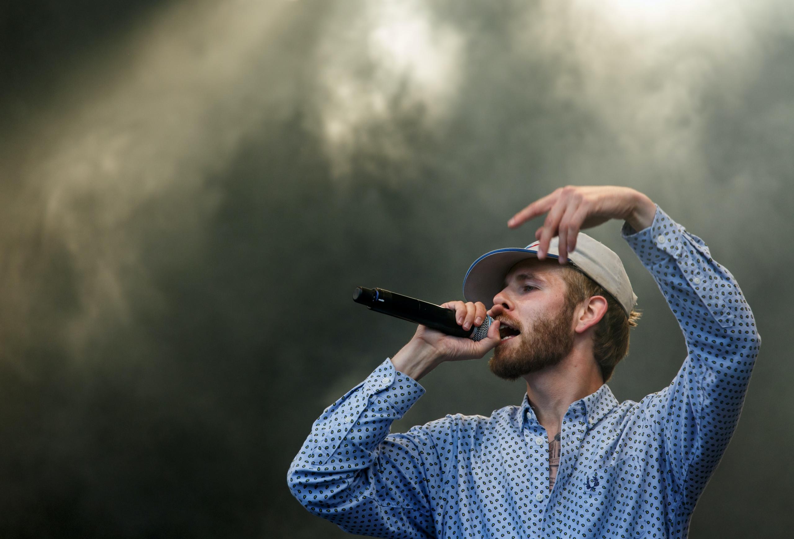 En mand rapper om rap historie