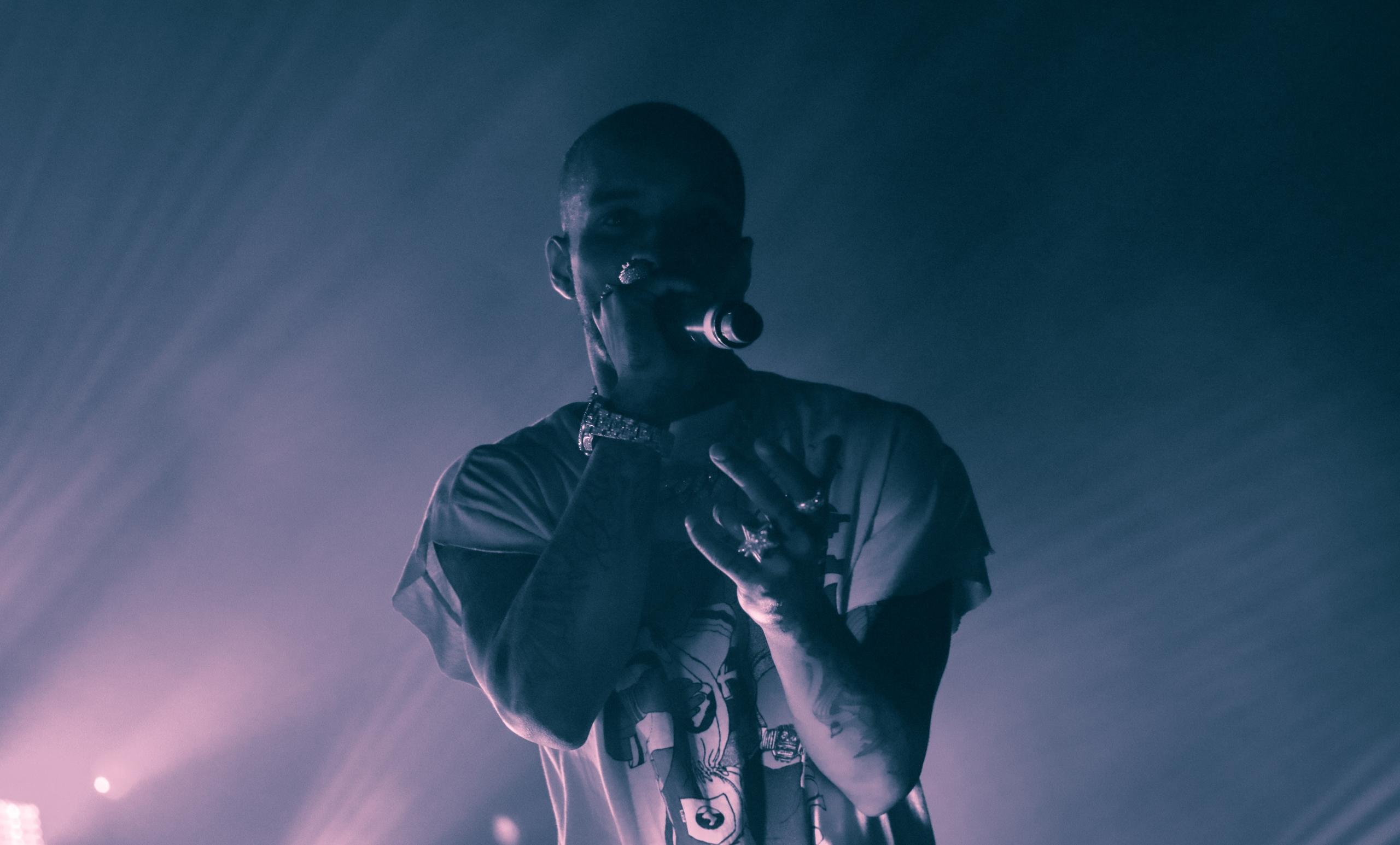 En rapper synger