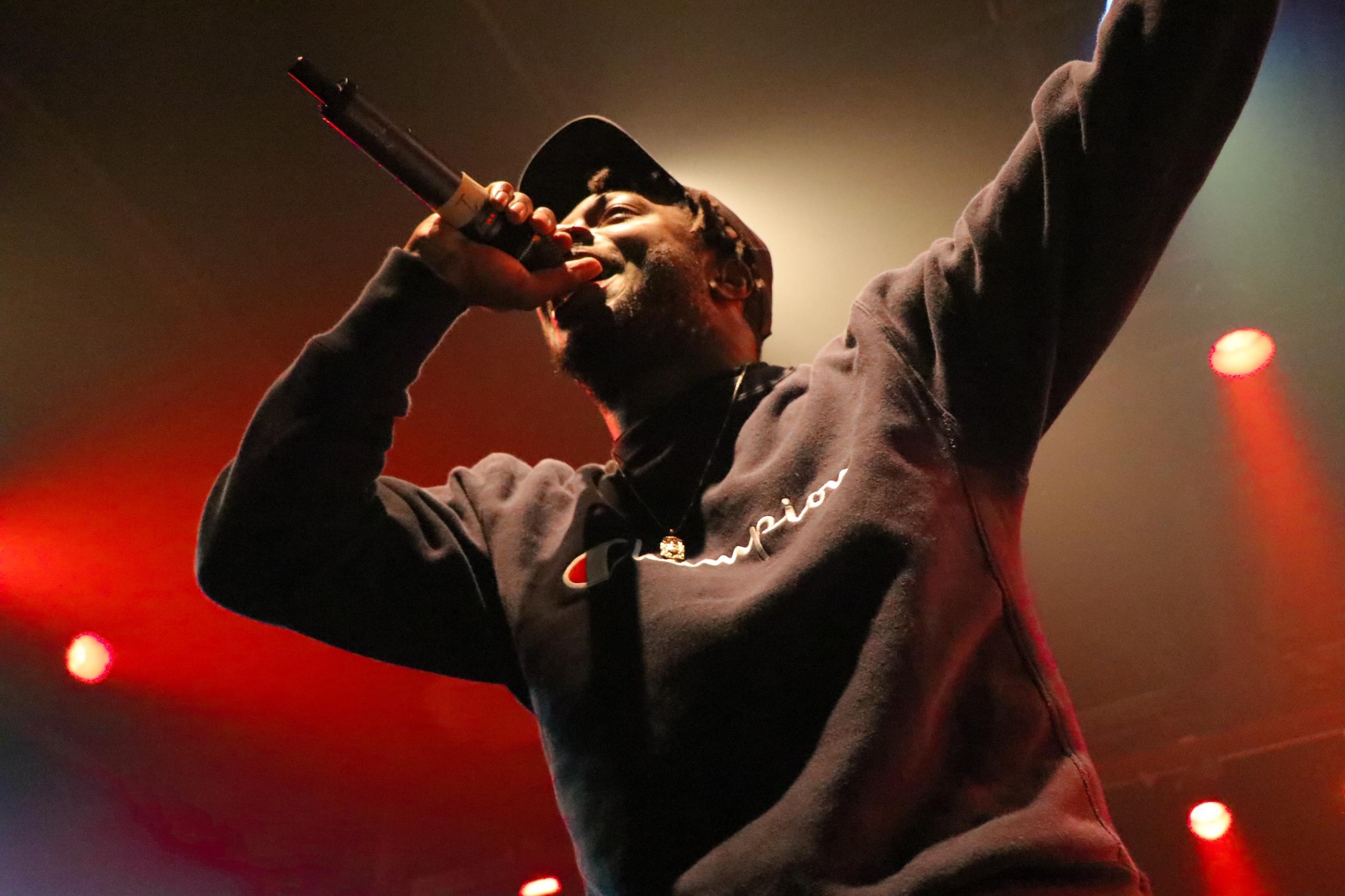 En rapper på en scene