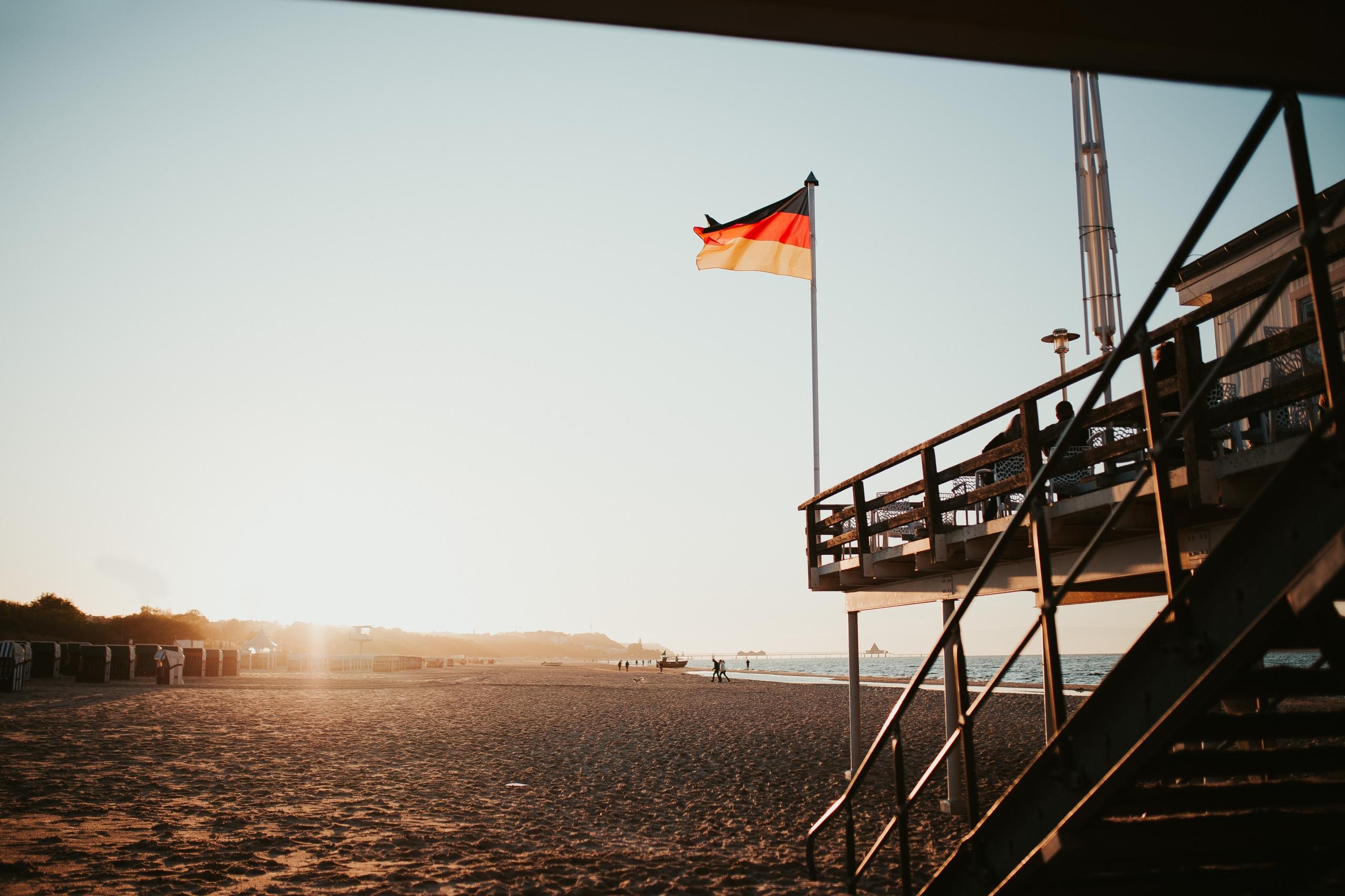 et tysk flag ved stranden