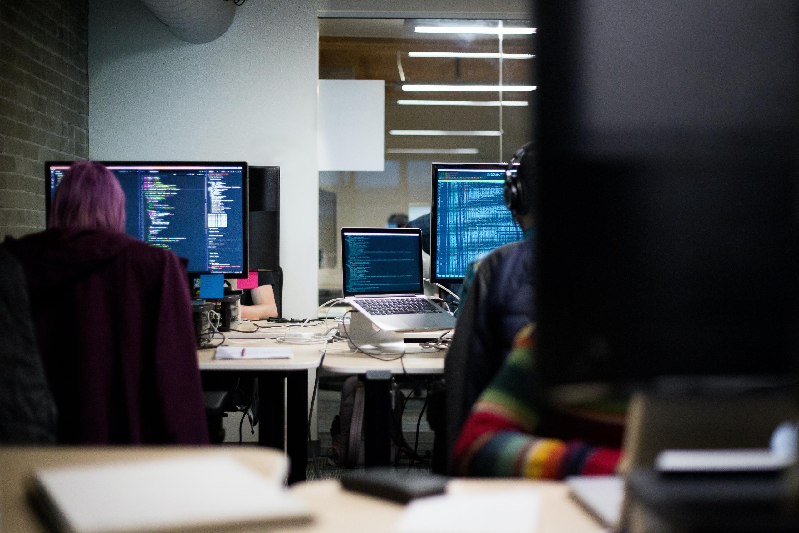 En række programmører på et kontor