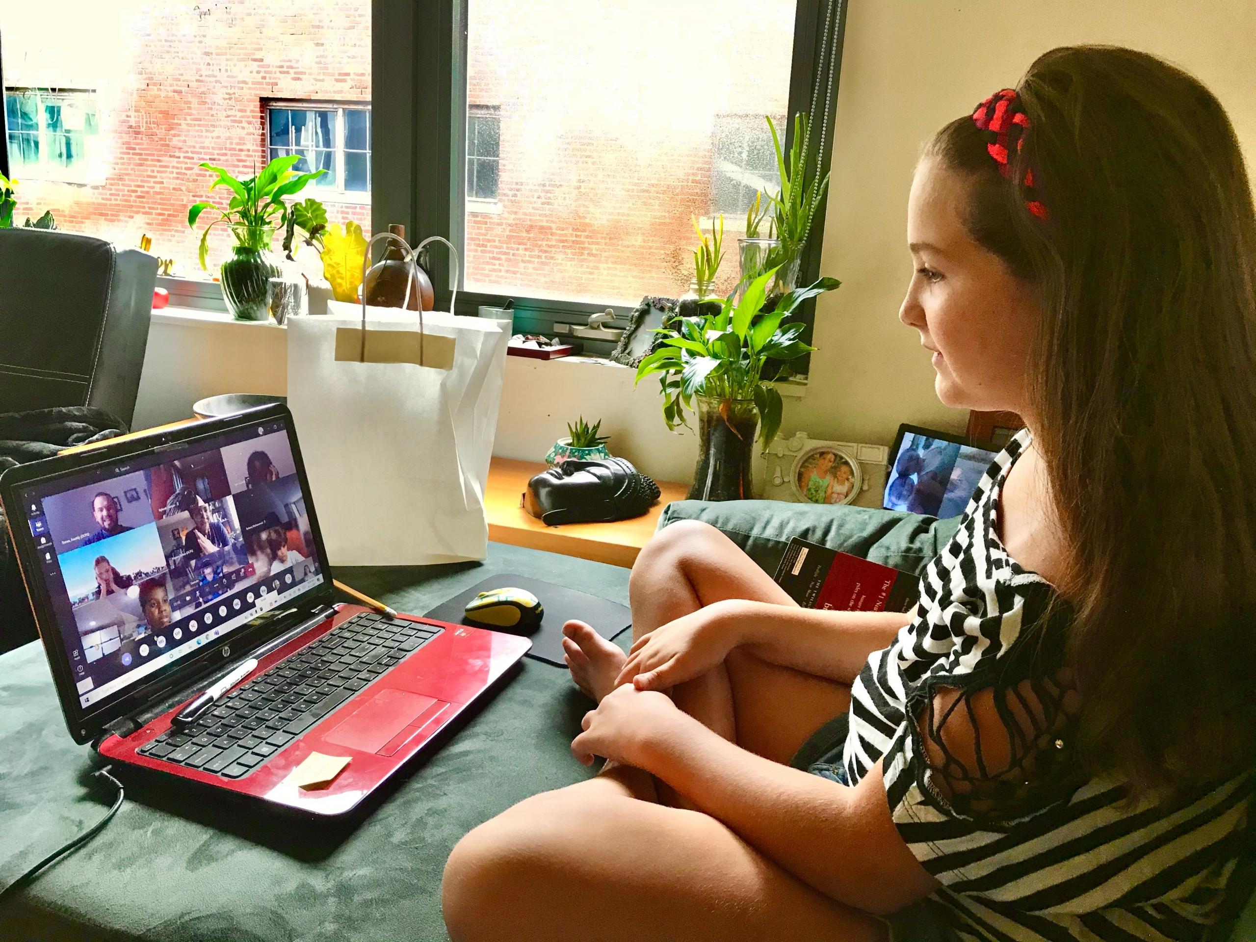 En pige foran en computer taler om lektiehjælp fordele