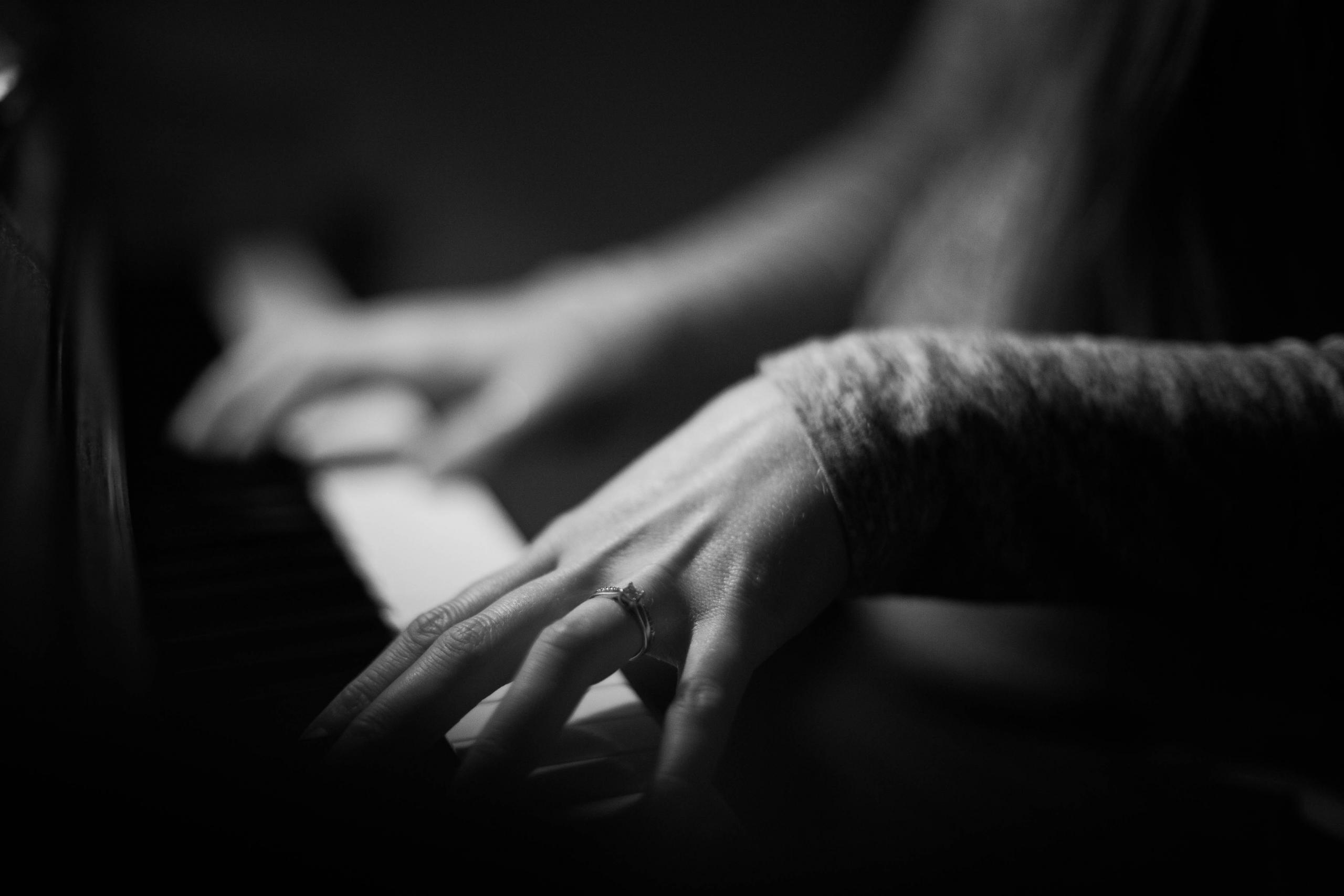 En pianist spiller klaver