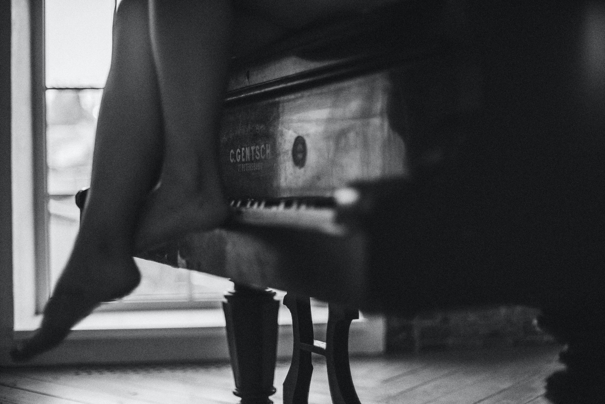 En kvindelig russisk pianist der sidder på et flygel